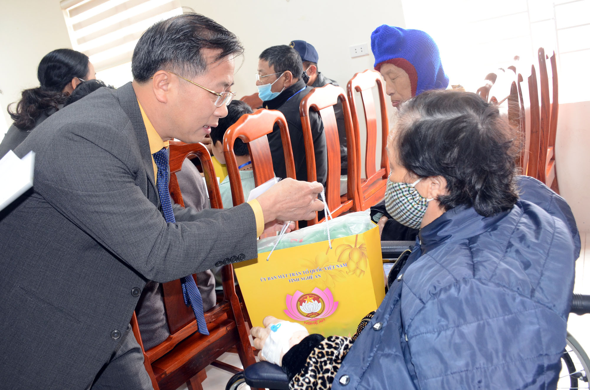  Ủy ban MTTQ tỉnh trao tặng 50 suất quà cho 50 bệnh nhân người Công giáo đang điều trị tại bệnh viện. Ảnh: Thành Chung