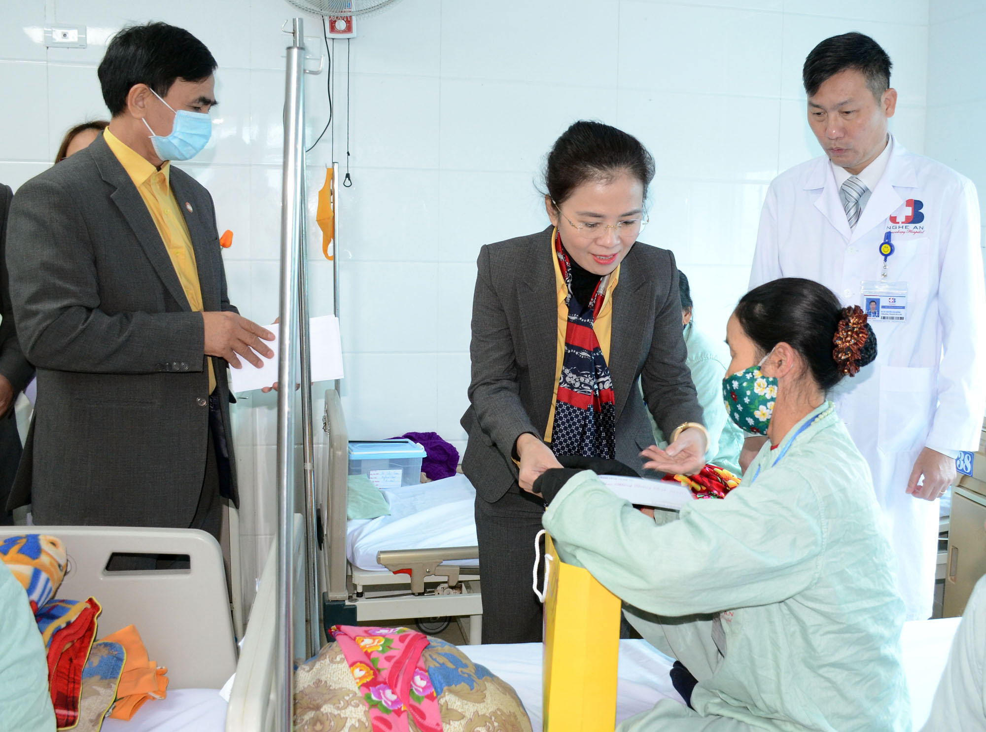 Chủ tịch UBMTTQ tỉnh thăm hỏi tặng quà cho bệnh nhân là người Công giáo đang điều trị tại Bệnh viện Ung bướu Nghệ An. Ảnh: Thành Chung