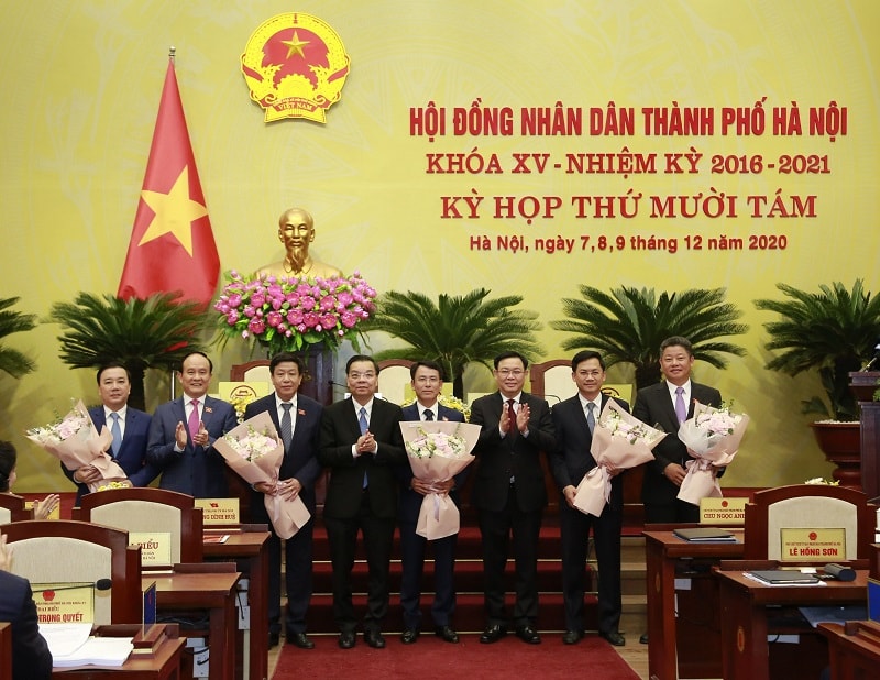 Lãnh đạo Thành phố Hà Nội tặng hoa chúc mừng 5 tân Phó Chủ tịch UBND TP