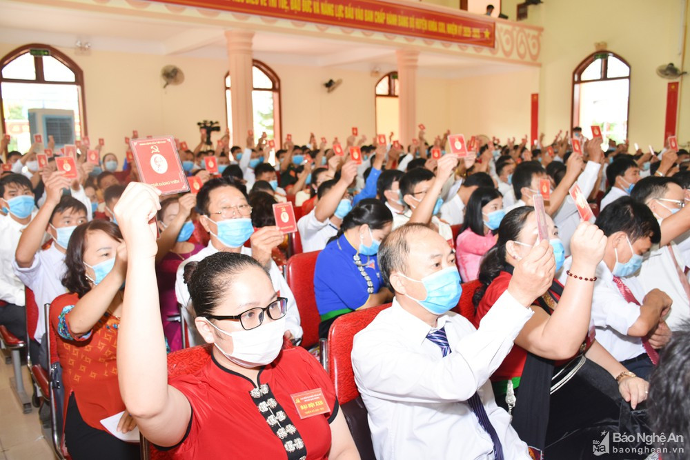 Các đại biểu biểu quyết thống nhất các nội dung tại Đại hội Đảng bộ huyện Quế Phong nhiệm kỳ 2020-2025. Ảnh: Thanh Lê