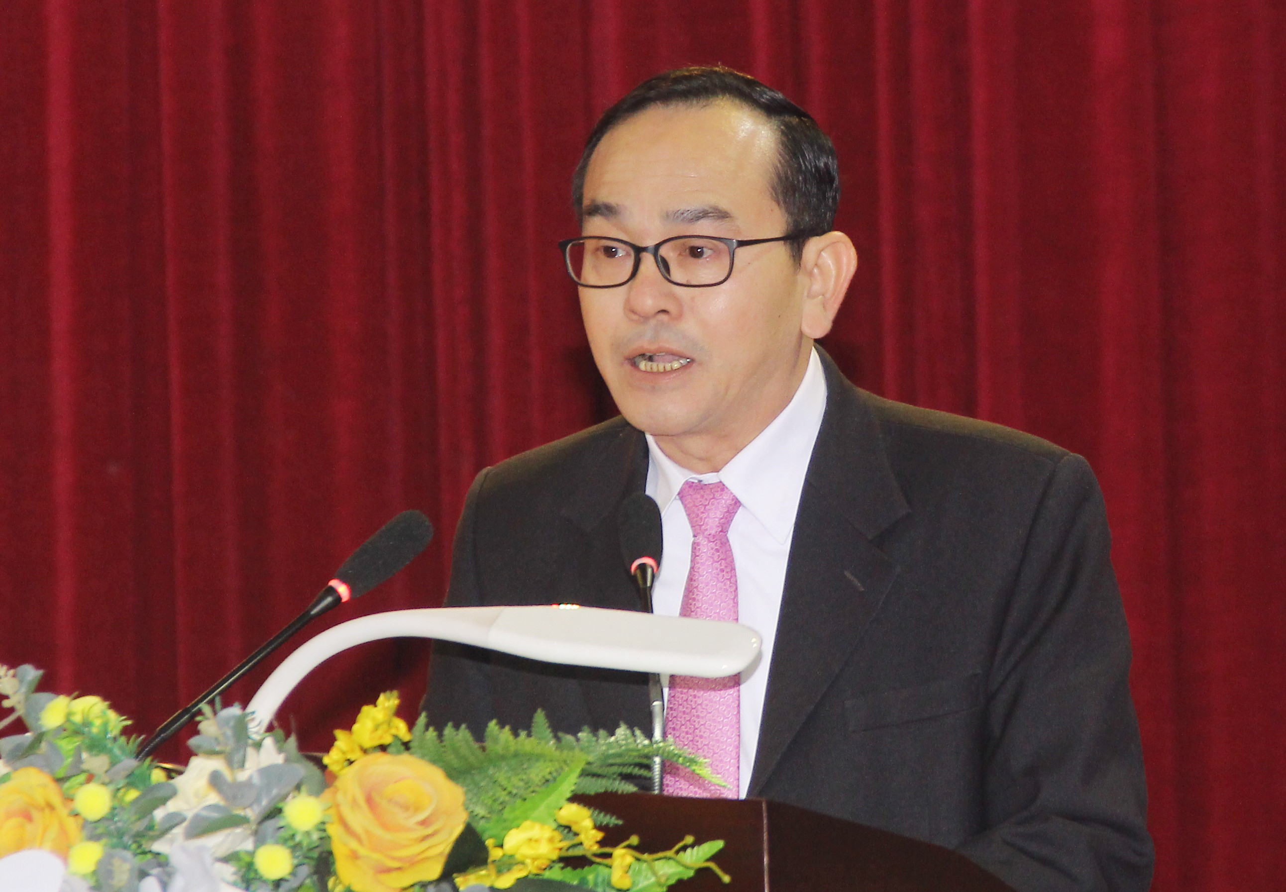 Phó Chủ tịch UBND thành phố Trần Quang Lâm trình bày báo cáo tình hình phát triển kinh tế - xã hội năm 2020 và kế hoạch năm 2021. Ảnh: Mai Hoa