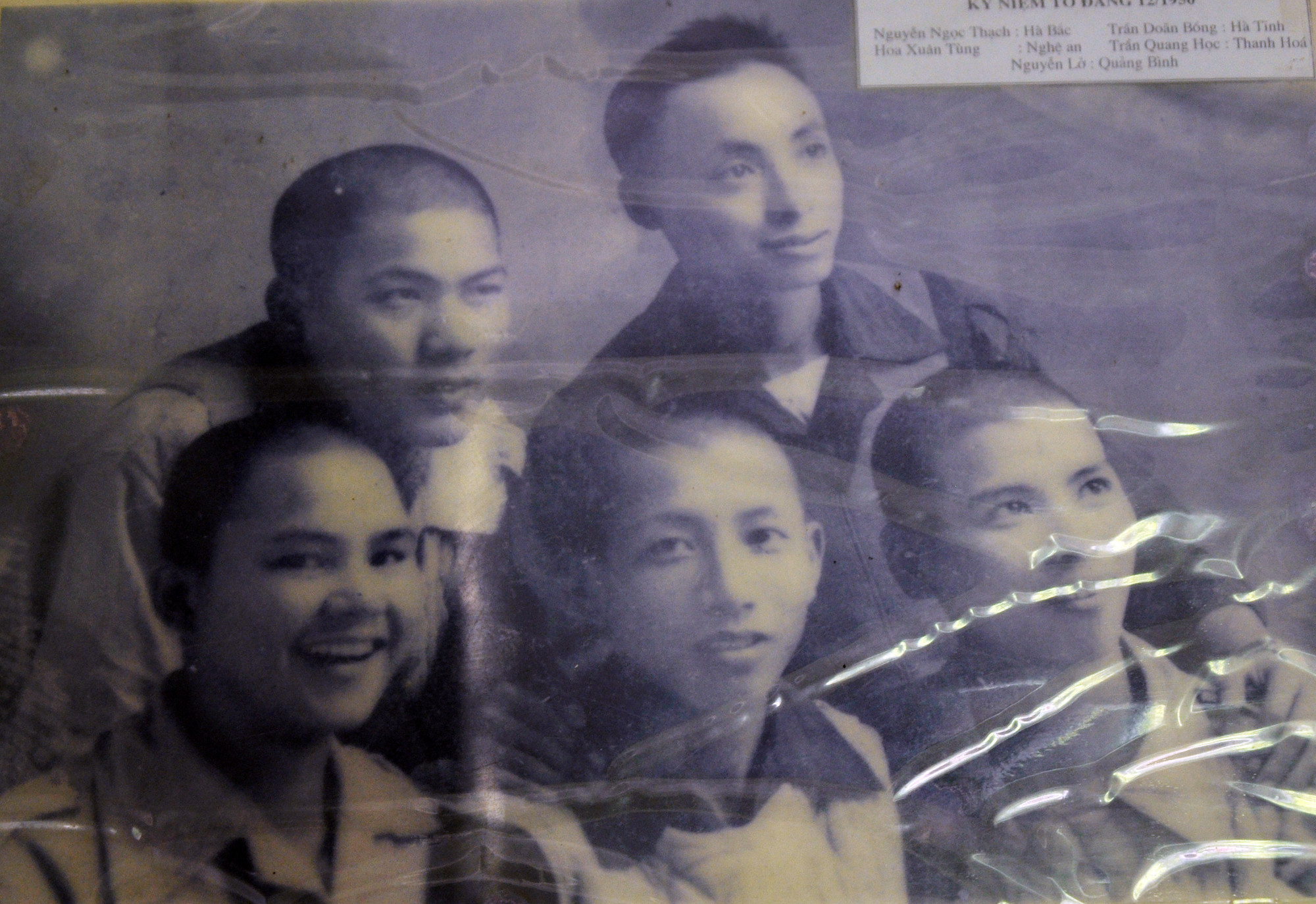 Bức ảnh ông Hoa Xuân Tùng cùng các đồng chí trong tổ Đảng được chụp từ năm 19. Ảnh: NVCC
