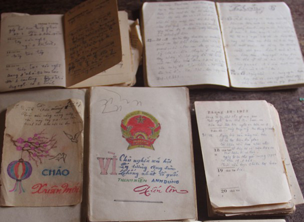 Những cuốn nhật ký và sổ ghi chép được ông Nguyễn Ngọc Bính đưa về từ chiến trường. Ảnh tư liệu: Thanh Quỳnh