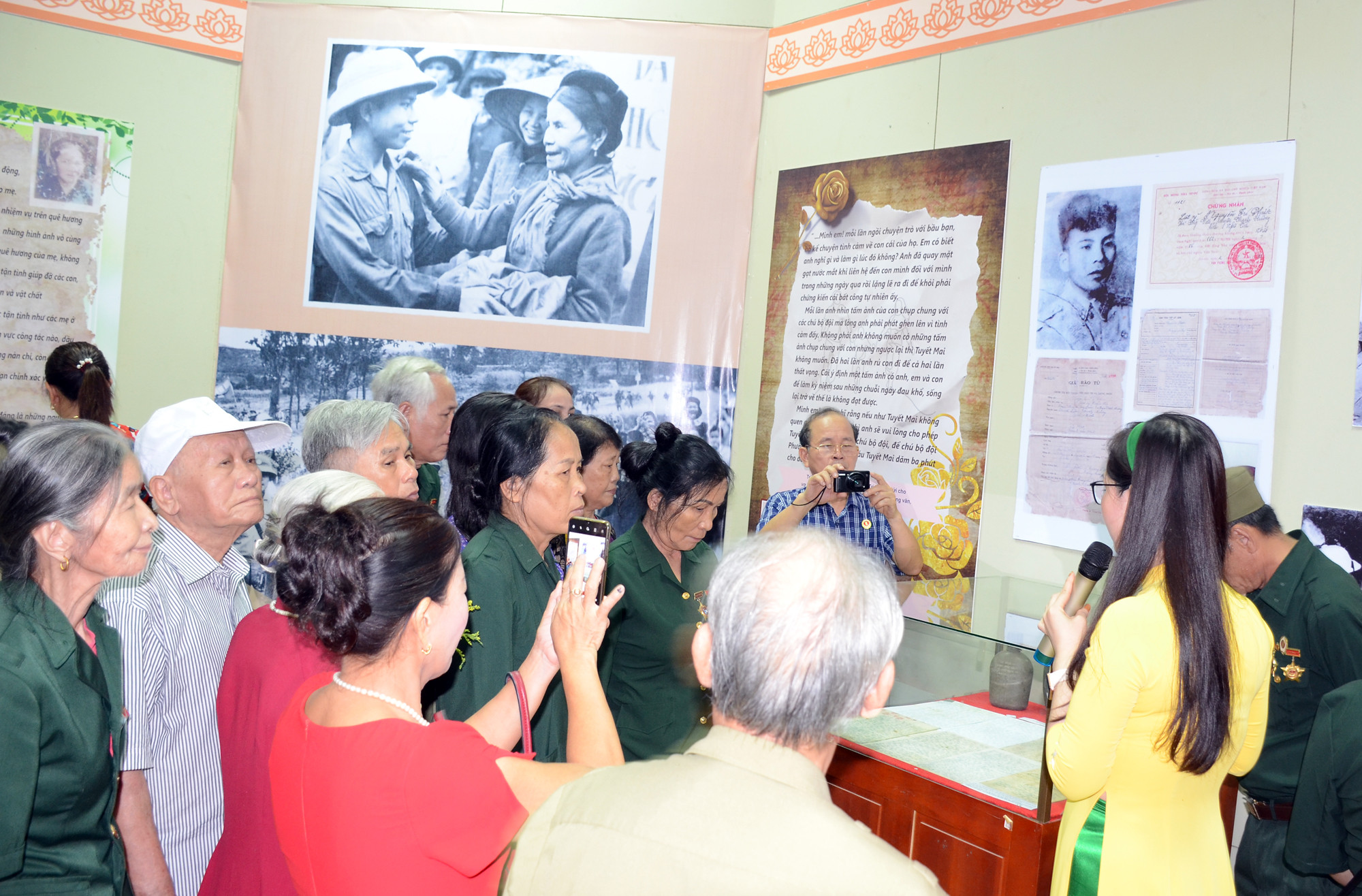 Bà con nhân dân và CCB thành phố Vinh xem triển lãm chuyên đề “Ký ức thời hoa lửa” tại Bảo tàng Nghệ An. Ảnh tư liệu: Thành Chung