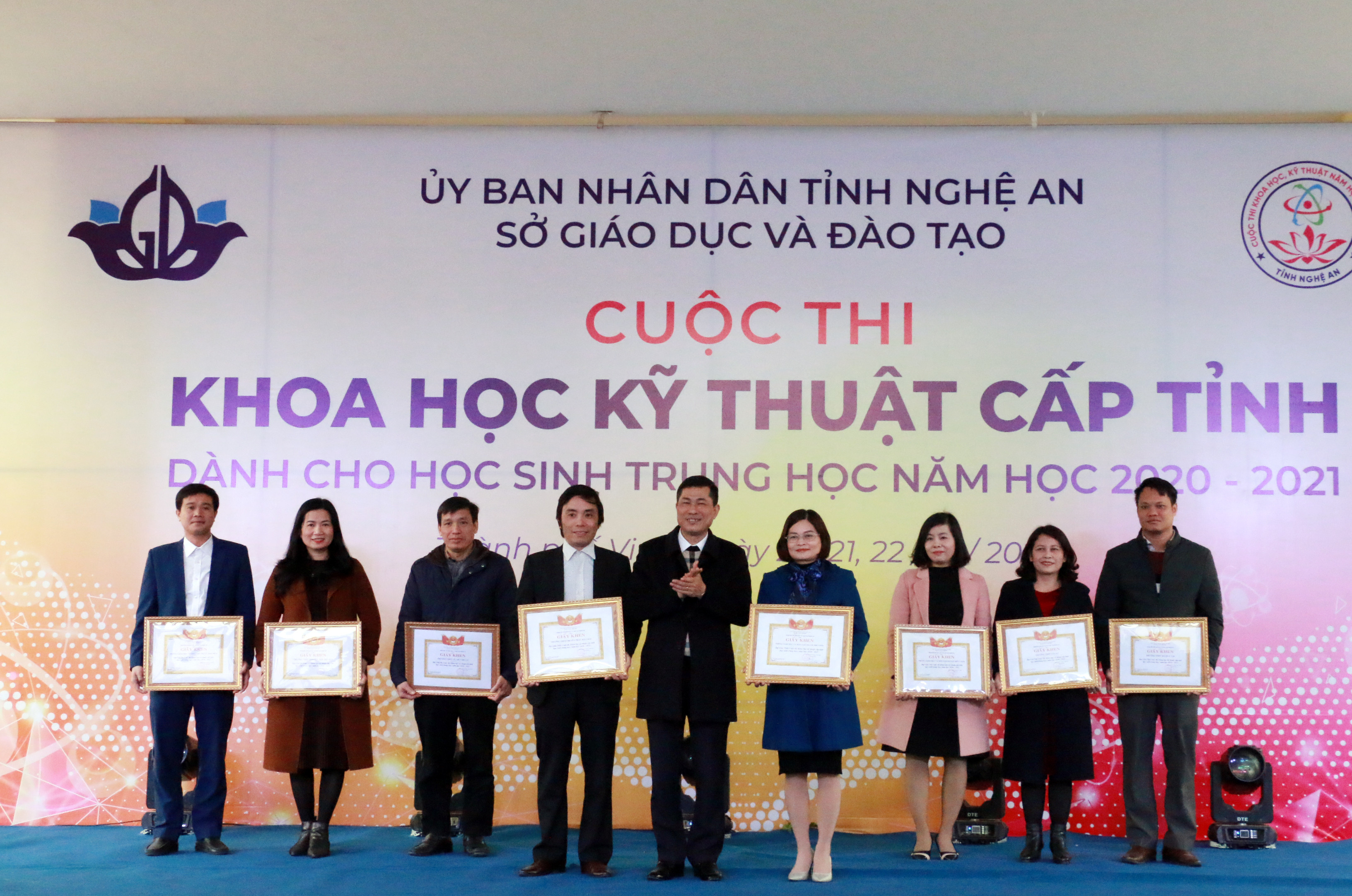 Giám đốc Sở Giáo dục và Đào tạo Thái Văn Thành khen thưởng cho các tập thể xuất sắc. Ảnh: MH