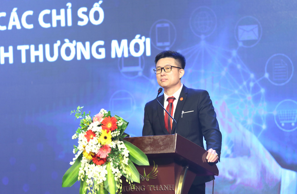 Ông Hoàng Văn Ngọc- Tổng giám đốc Công ty CP Công nghệ mới phát triển Quốc tế KTS báo cáo lợi ích chuyển đổi số cho tỉnh Nghệ An. Ảnh: Nguyễn Hải