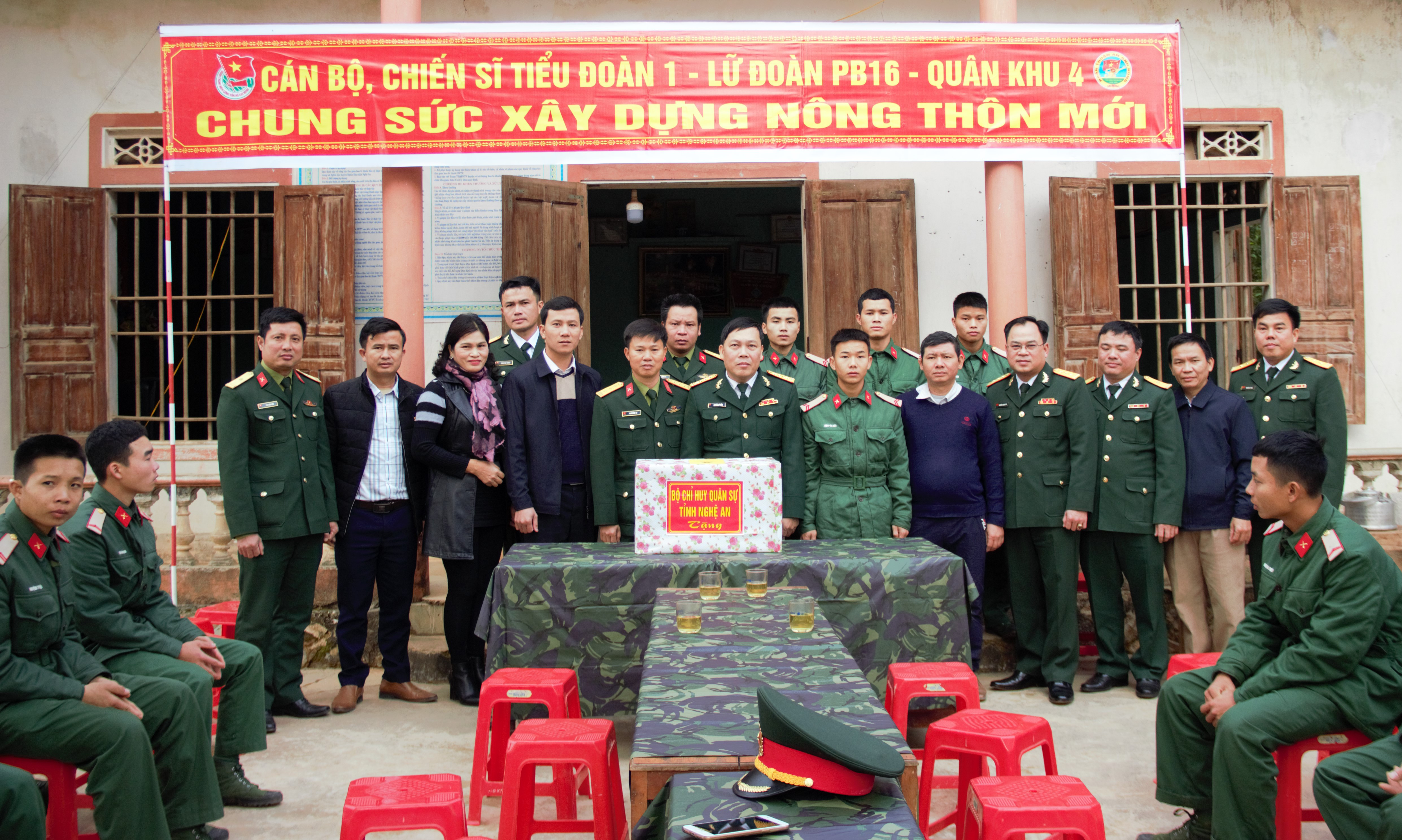 Bộ CHQS tỉnh trao quà cho cán bộ, chiến sỹ Tiểu đoàn 1, Lữ đoàn pháo binh 16 tại xã Nghĩa Lộc, huyện Nghĩa Đàn. 