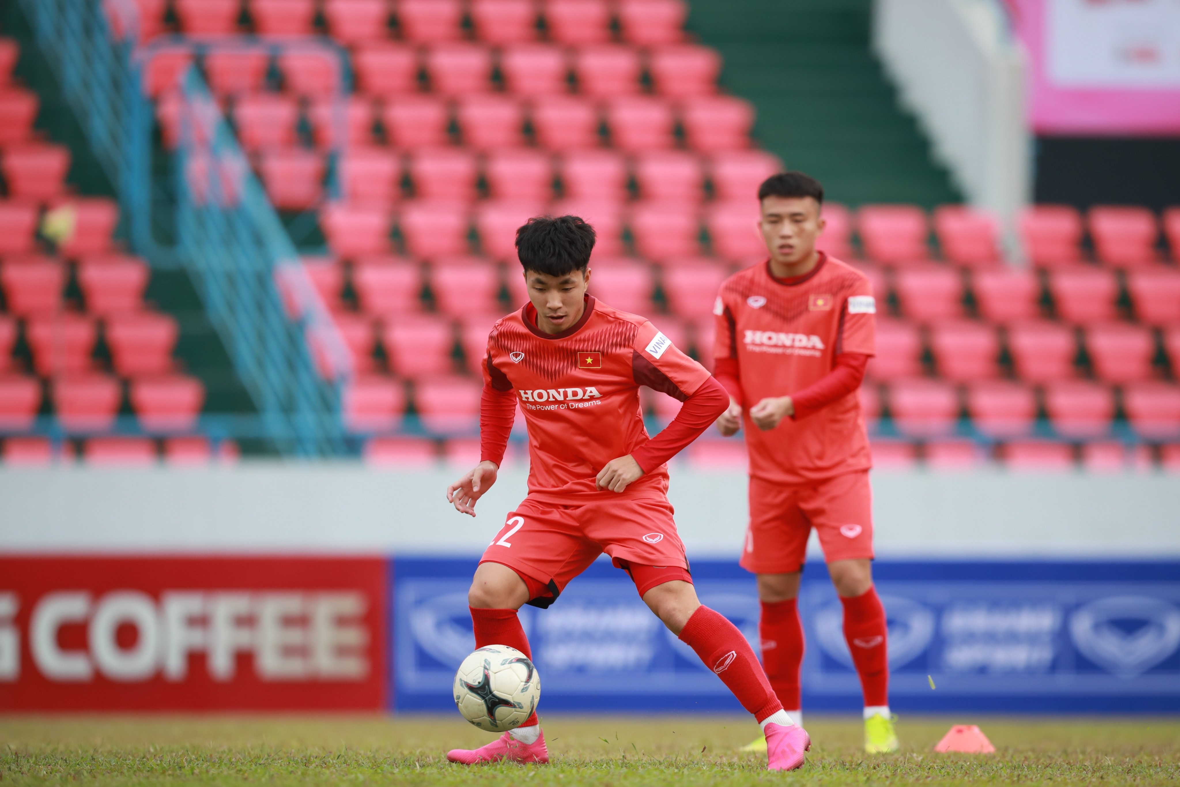 Các tuyển thủ U22 Việt Nam đa phần chỉ là những cầu thủ dự bị tại V.League nên đối đầu với các đàn anh tại ĐTQG khiến họ cảm thấy vô cùng hào hứng. Ảnh: Hải Hoàng