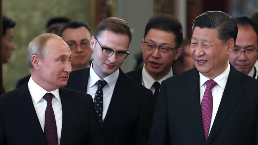 Tổng thống Nga Vladimir Putin và người đồng cấp Trung Quốc Tập Cận Bình bước vào hội trường trong cuộc gặp tại Điện Kremlin ở Moscow vào ngày 5/6/2019. Ảnh: AFP