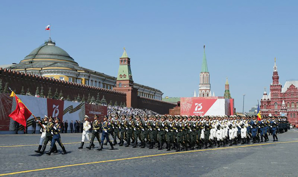 Các binh sĩ thuộc Quân đội Giải phóng Nhân dân Trung Quốc tiến về Quảng trường Đỏ trong cuộc diễu binh Ngày Chiến thắng đánh dấu 75 năm đánh bại Đức Quốc xã tại Quảng trường Đỏ ở Moscow, Nga ngày 24/6/2020.  Ảnh: AP