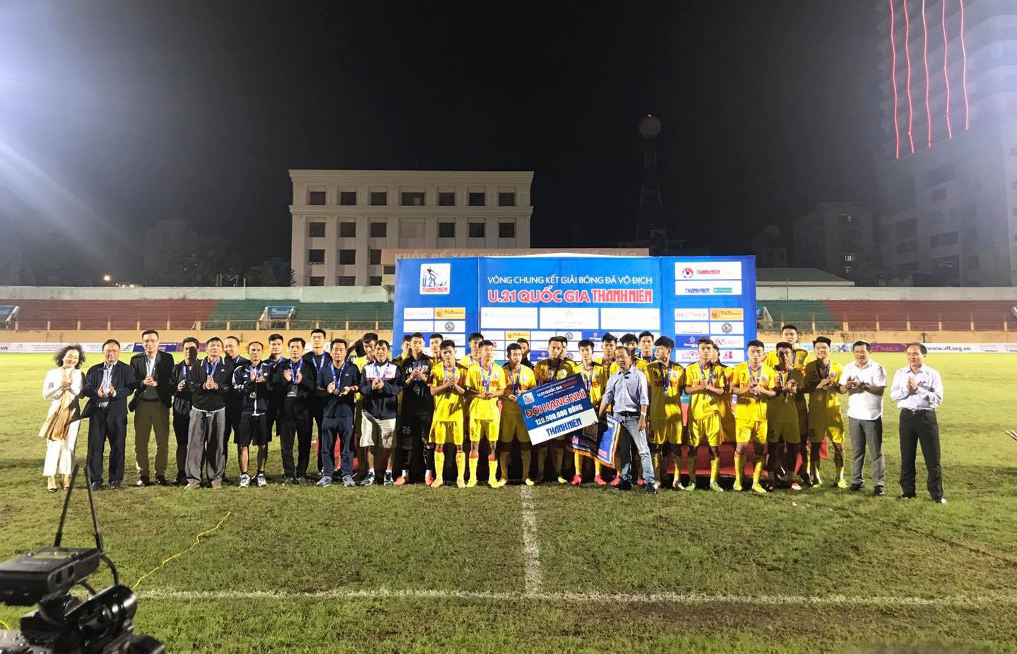 Đội bóng xứ Nghệ sẽ đôn 4 cầu thủ U21 vừa giành ngôi Á quân thi đấu V.League. Ảnh SLNA