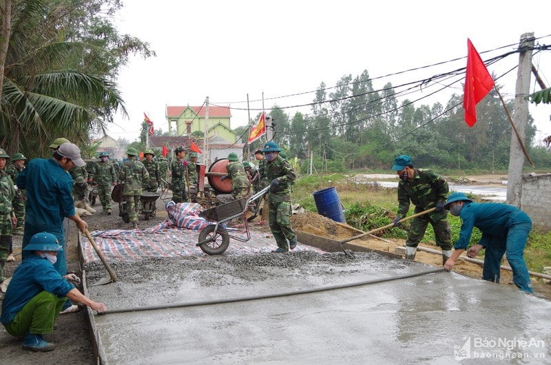 LLVT giúp dân xây dựng nông thôn mới. Ảnh tư liệu