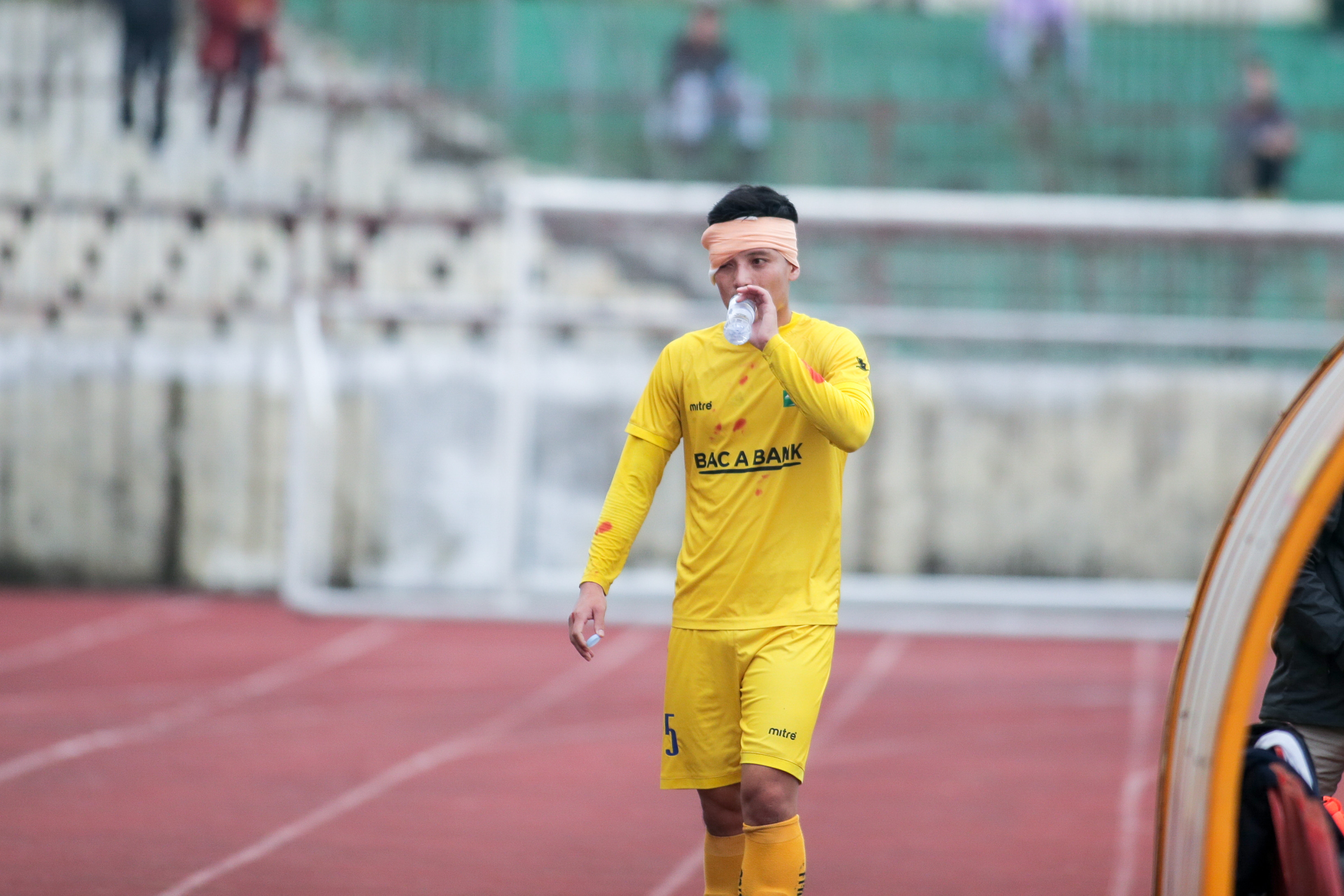 Trung vệ Hoàng Văn Khánh bị rách mí mắt và rời sân trong hiệp 2. Ảnh: Xuân Thủy