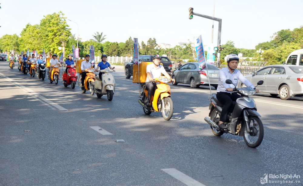 Cán bộ, nhân viên BHXH tỉnh và Bưu điện tỉnh Nghệ An tổ chức diễu hành tuyên truyền chính sách BHYT, BHXH. Ảnh tư liệu: Công Kiên