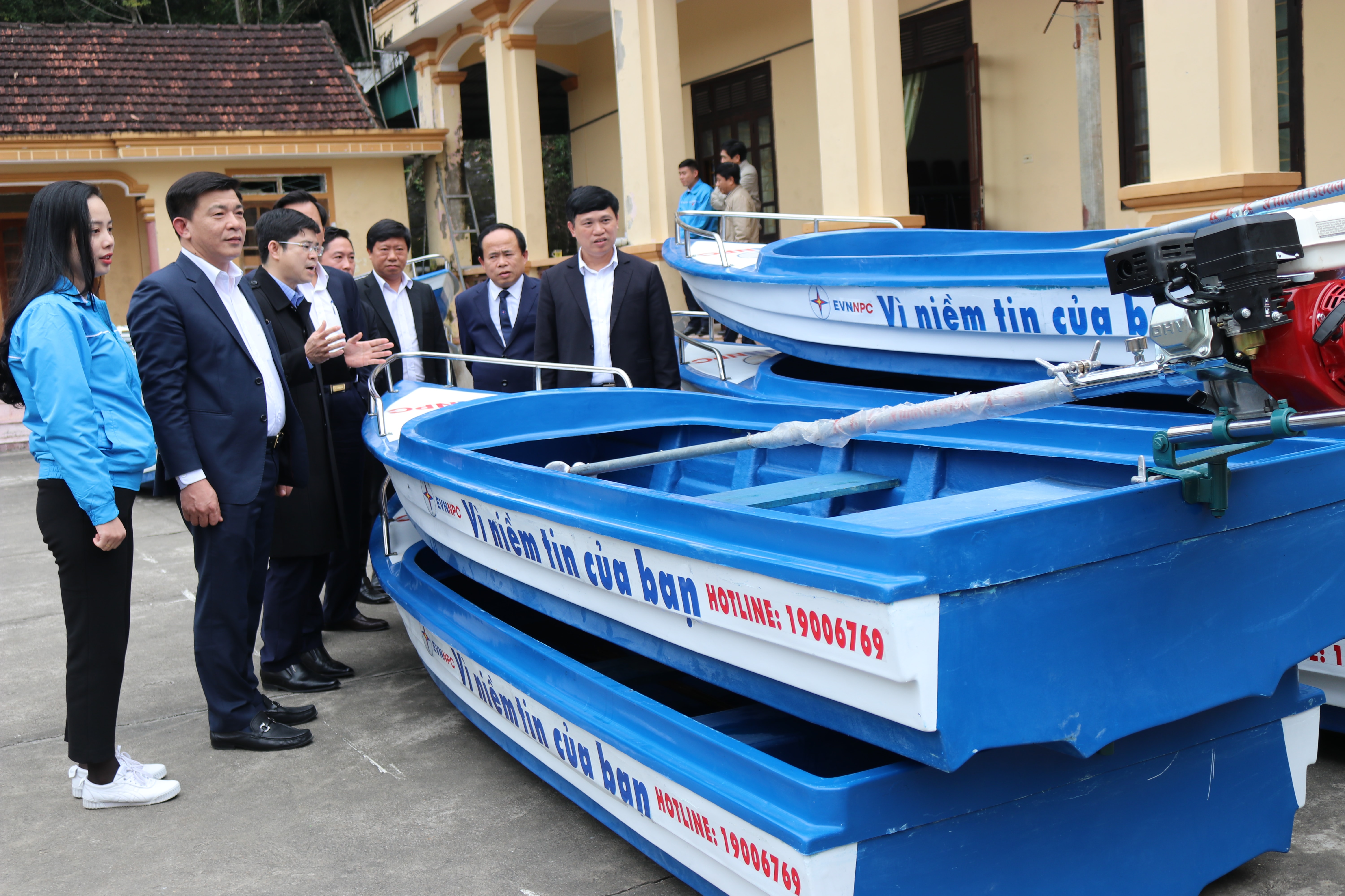 bna_Lãnh đạo EVNNPC và Lãnh đạo UBND huyện Thanh Chương kiểm tra chất lượng thuyền máy và cách vận hành trước lúc bàn giao