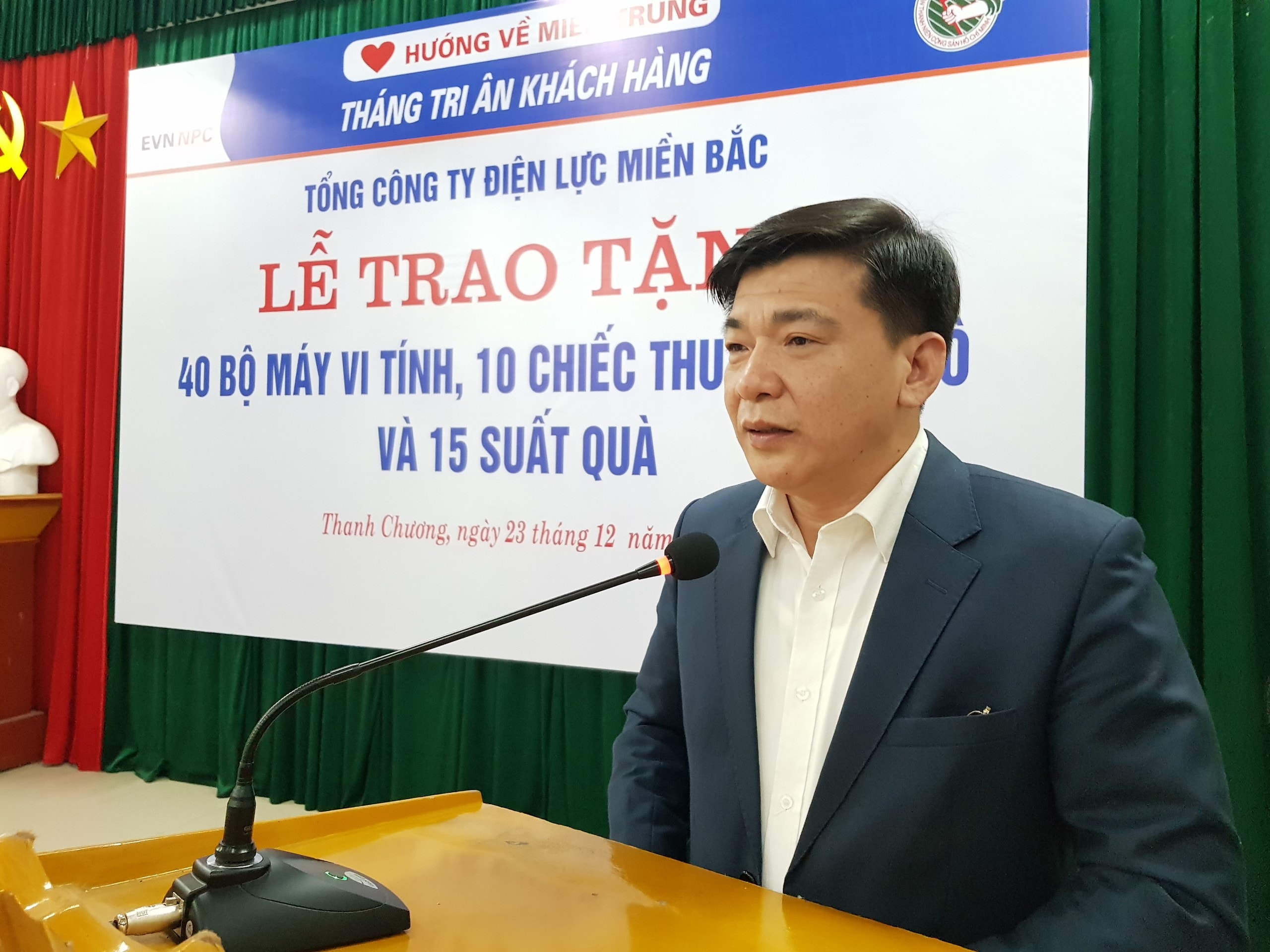 Ông Lê Văn Trang - Phó tổng giám đốc EVNNPC phát biểu tại buổi lễ trao quà