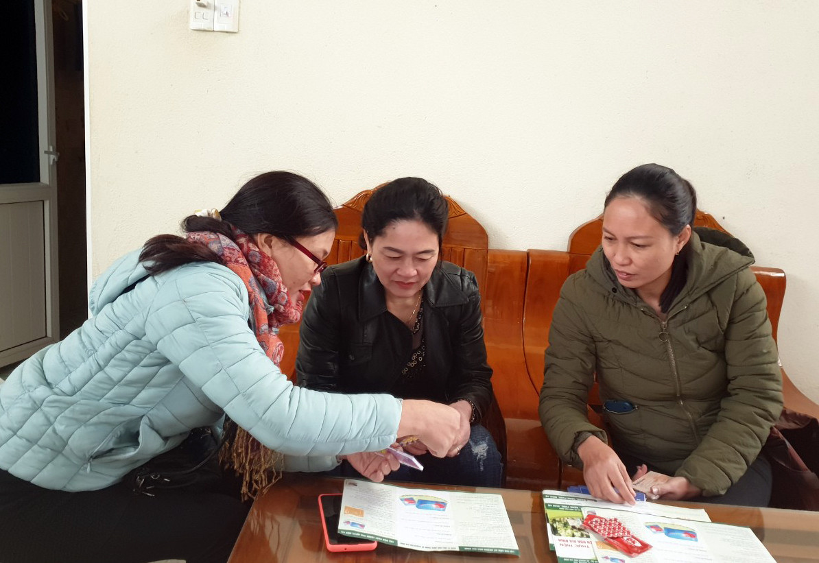 Tư vấn về chính sách dân số tại hộ gia đình ở xã Diễn Bích huyện Diễn Châu. Ảnh: MH