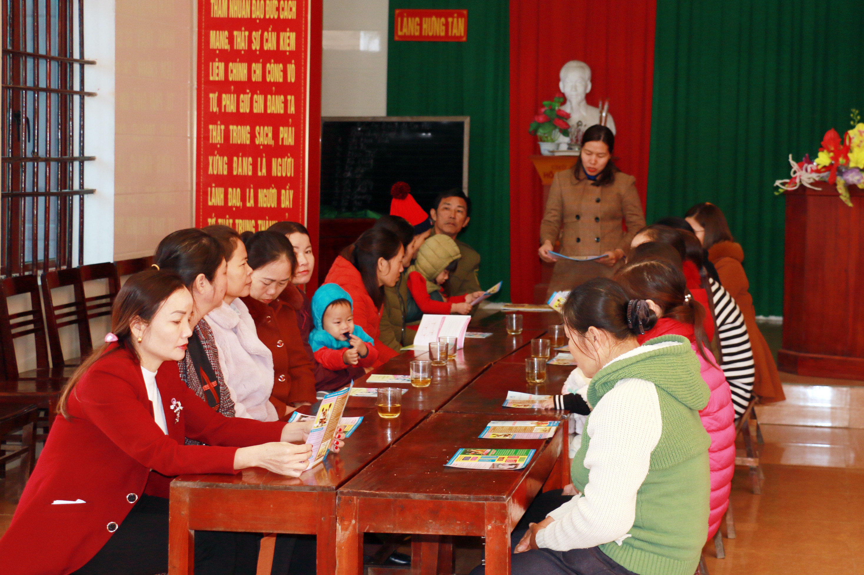 Một buổi tư vấn về chính sách dân số cho người dân xã Diễn Kỷ - huyện Diễn Châu. Ảnh: MH