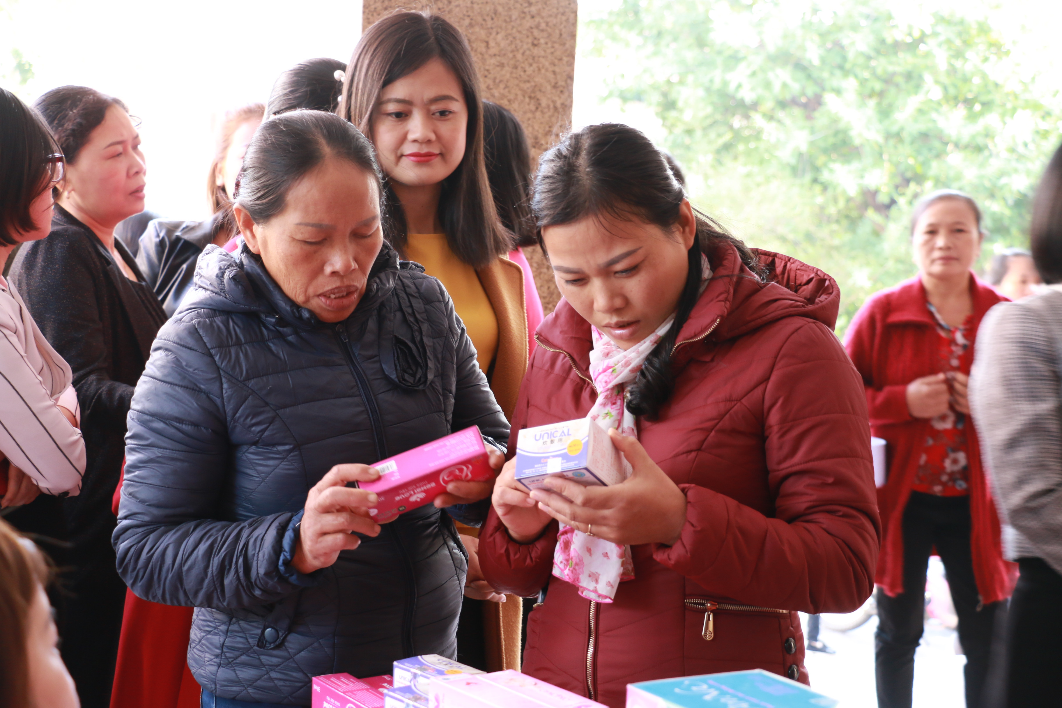 Người dân huyện Quỳnh Lưu tìm hiểu về việc sử dụng các phương tiện tránh thai. Ảnh: MH