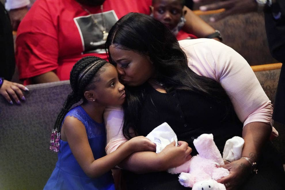 Roxie Washington và Gianna Floyd, con gái của George Floyd, tham dự lễ tang tại nhà thờ Fountain of Praise ở Houston ngày 9/6. Floyd là người đàn ông da màu đã tử vong sau khi bị cảnh sát ghì cổ ở Minneapolis (Mỹ) hôm 25/5, làm dấy lên các cuộc biểu tình trên toàn quốc. Ảnh: Getty Images 