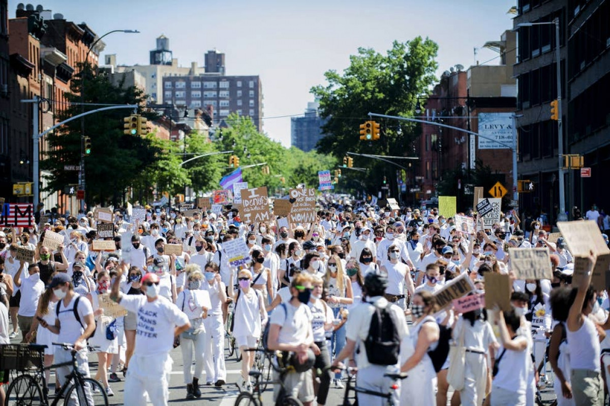 Hàng ngàn người đổ ra đường ủng hộ phong trào Black Trans Lives Matter (Mạng sống của người da đen cũng đáng giá) và phản đối việc cảnh sát giết chết George Floyd, vào ngày 14/6 ở Brooklyn, New York. Ảnh: Getty Images