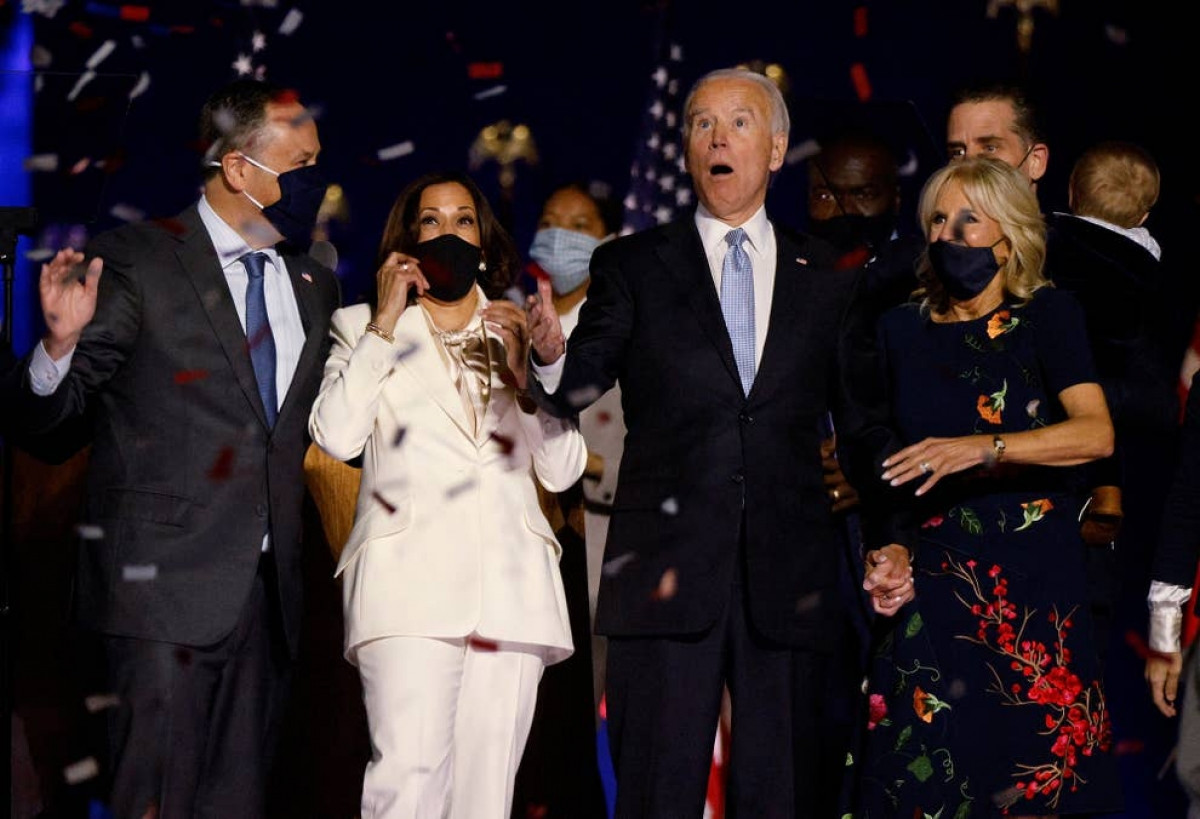 Tổng thống đắc cử Joe Biden cùng vợ Jill Biden và Phó tổng thống đắc cử Kamala Harris cùng chồng Douglas Emhoff vui mừng sau khi truyền thông Mỹ tuyên bố ông Biden là người chiến thắng vào ngày 7/11, 4 ngày sau cuộc bỏ phiếu. Ảnh: Reuters