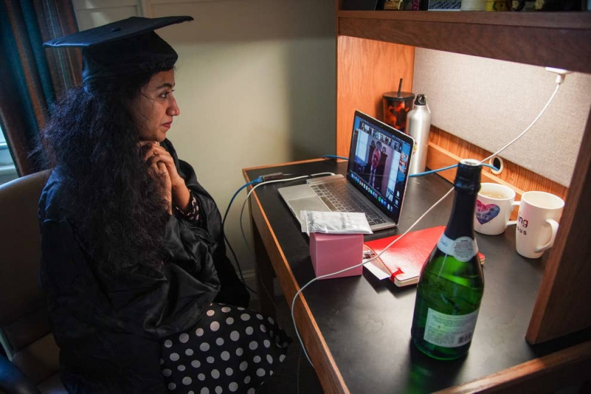 Pakistan Varsha Thebo, 27 tuổi, tham dự lễ tốt nghiệp trực tuyến của Đại học Georgetown, Washington, DC, do đại dịch Covid-19. Ảnh: Getty Images