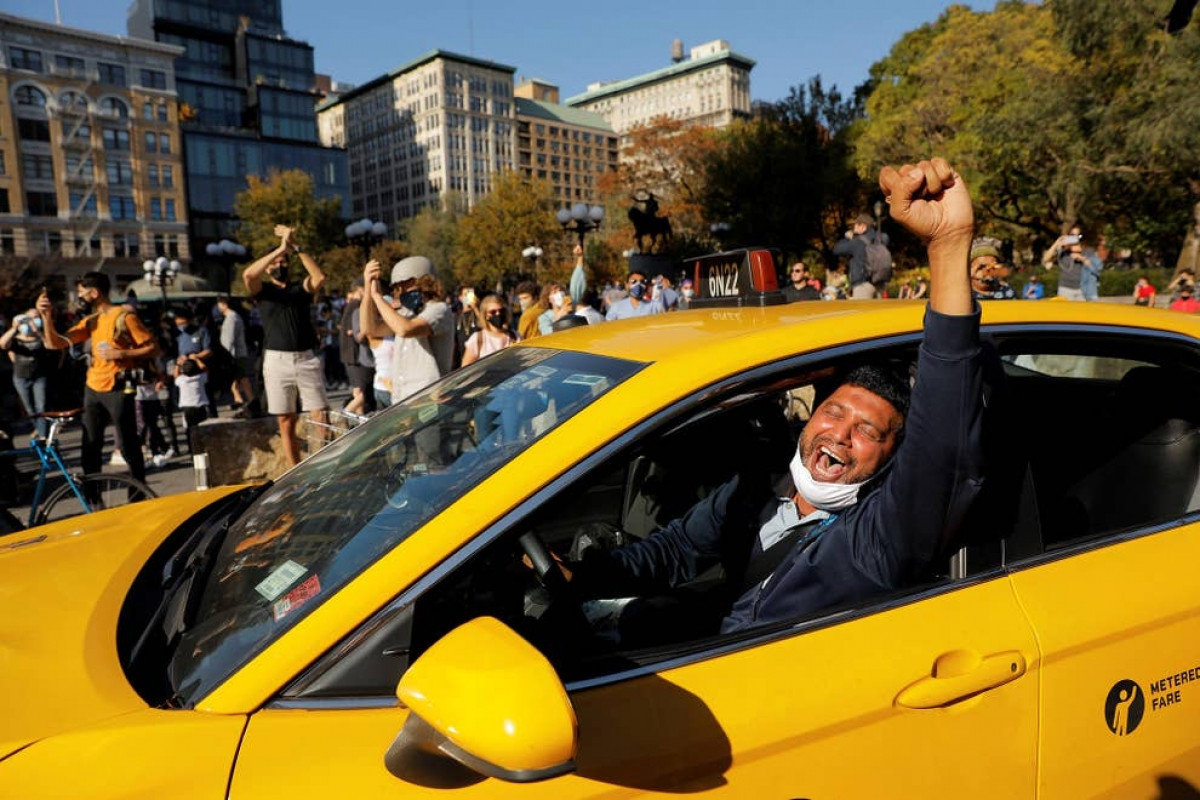 Một tài xế taxi vui mừng khi truyền thông Mỹ thông báo ông Joe Biden đã giành chiến thắng trong cuộc bầu cử tổng thống Mỹ năm 2020. Ảnh: Reuters