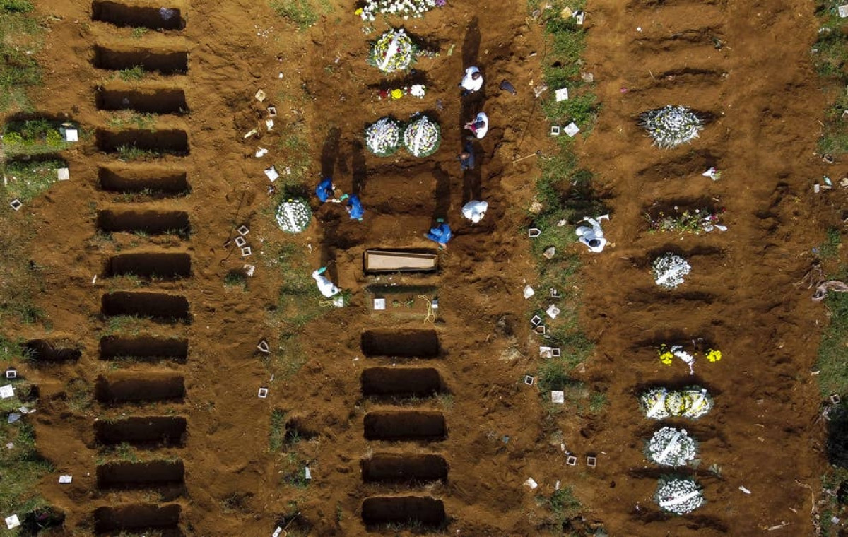 Một lễ chôn cất các bệnh nhân chết vì đại dịch Covid-19 ở nghĩa trang Vila Formosa ở Sao Paulo, Brazil ngày 1/4. Ảnh: Getty Images