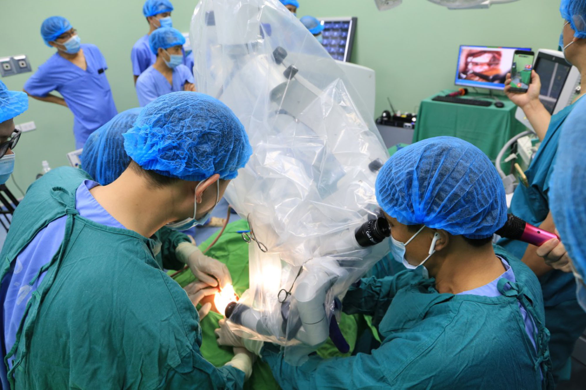 Phẫu thuật cấy ốc tai điện tử điều trị khiếm thính bẩm sinh cho trẻ em tại Bệnh viện Sản Nhi Nghệ An. Ảnh: Thành Chung