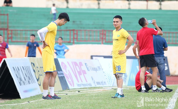 Nguyễn Phú Nguyên (số 26) không có duyên trong màu áo SLNA. Ảnh tư liệu Trung Kiên  