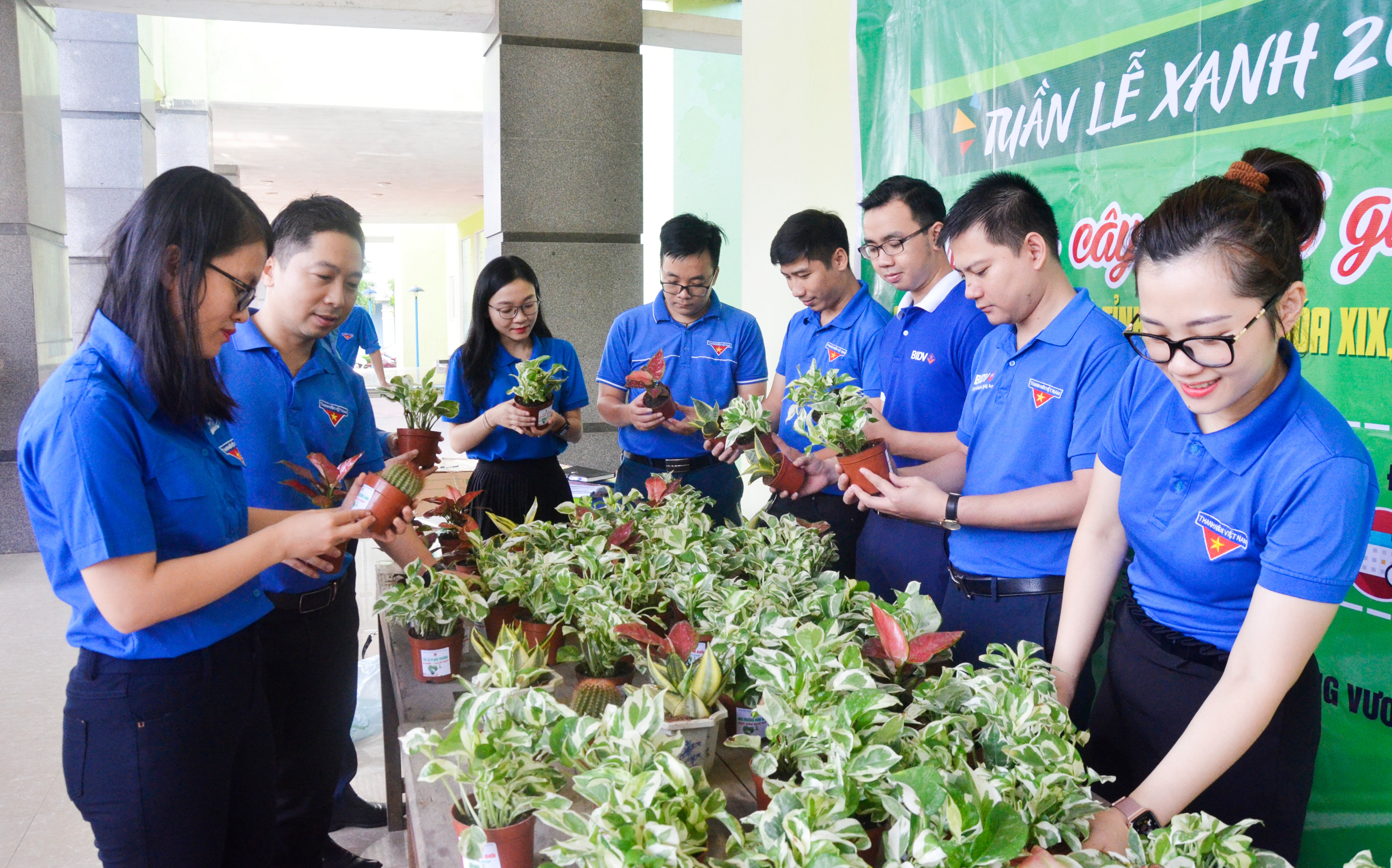 Hoạt động  “Đổi rác lấy cây - đổi giấy lấy gạo” - một trong những sáng kiến sáng tạo của Đoàn Khối  Doanh nghiệp tỉnh. Ảnh: Thanh Lê