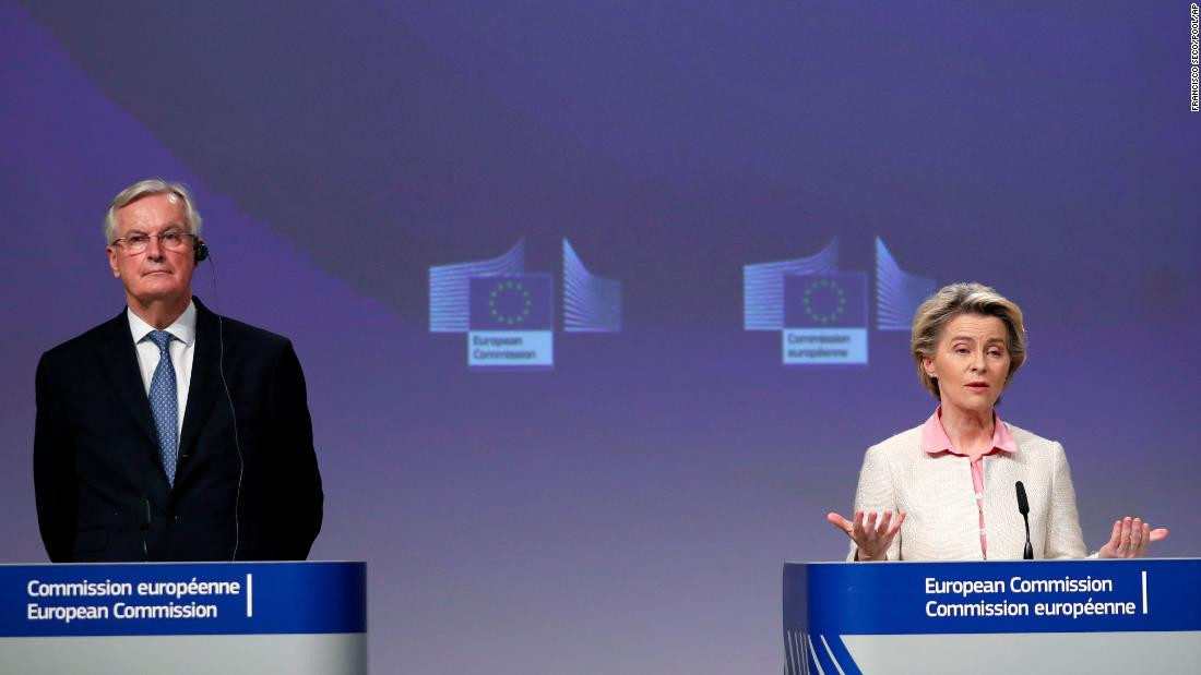 Chủ ticịch  ỦY ban châu Âu Ursula von der Leyen (phải) phát biểu sau khi đạt thỏa thuận EU-Anh tại Brussels hôm 24/12. Ảnh: AP