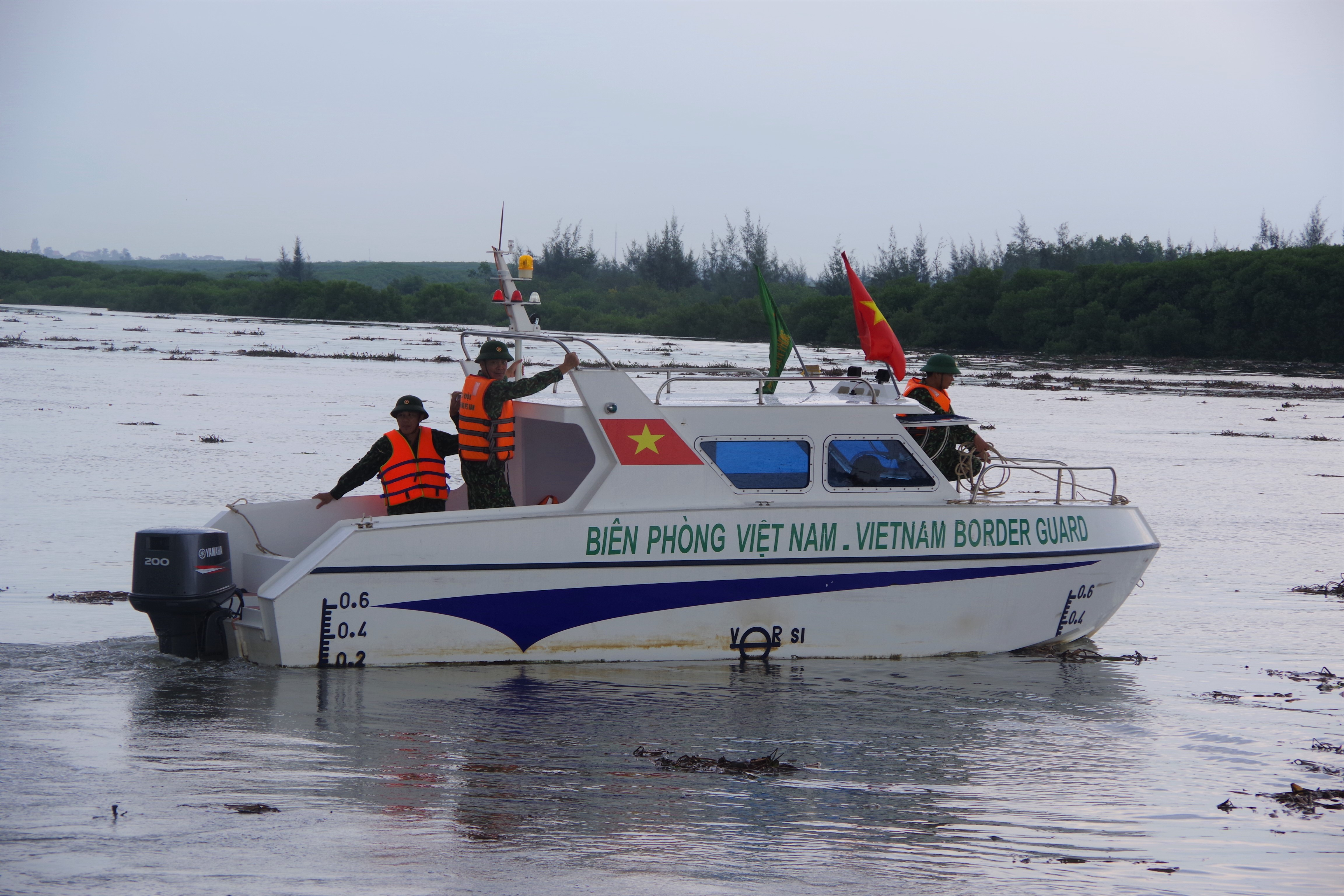 Phương tiện của lực lượng BĐBP tỉnh Nghệ An tham gia tìm kiếm nạn nhân mất tích trên biển. Ảnh: Lê Thạch