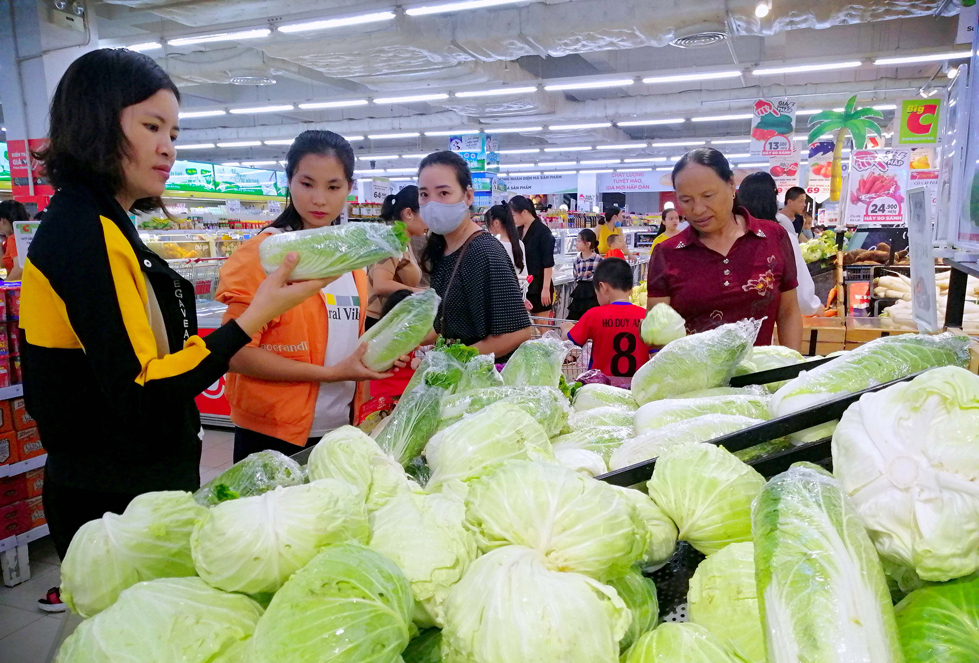 Nông sản an toàn được bày bán tại siêu thị trên địa bàn TP Vinh. Ảnh: Quang An