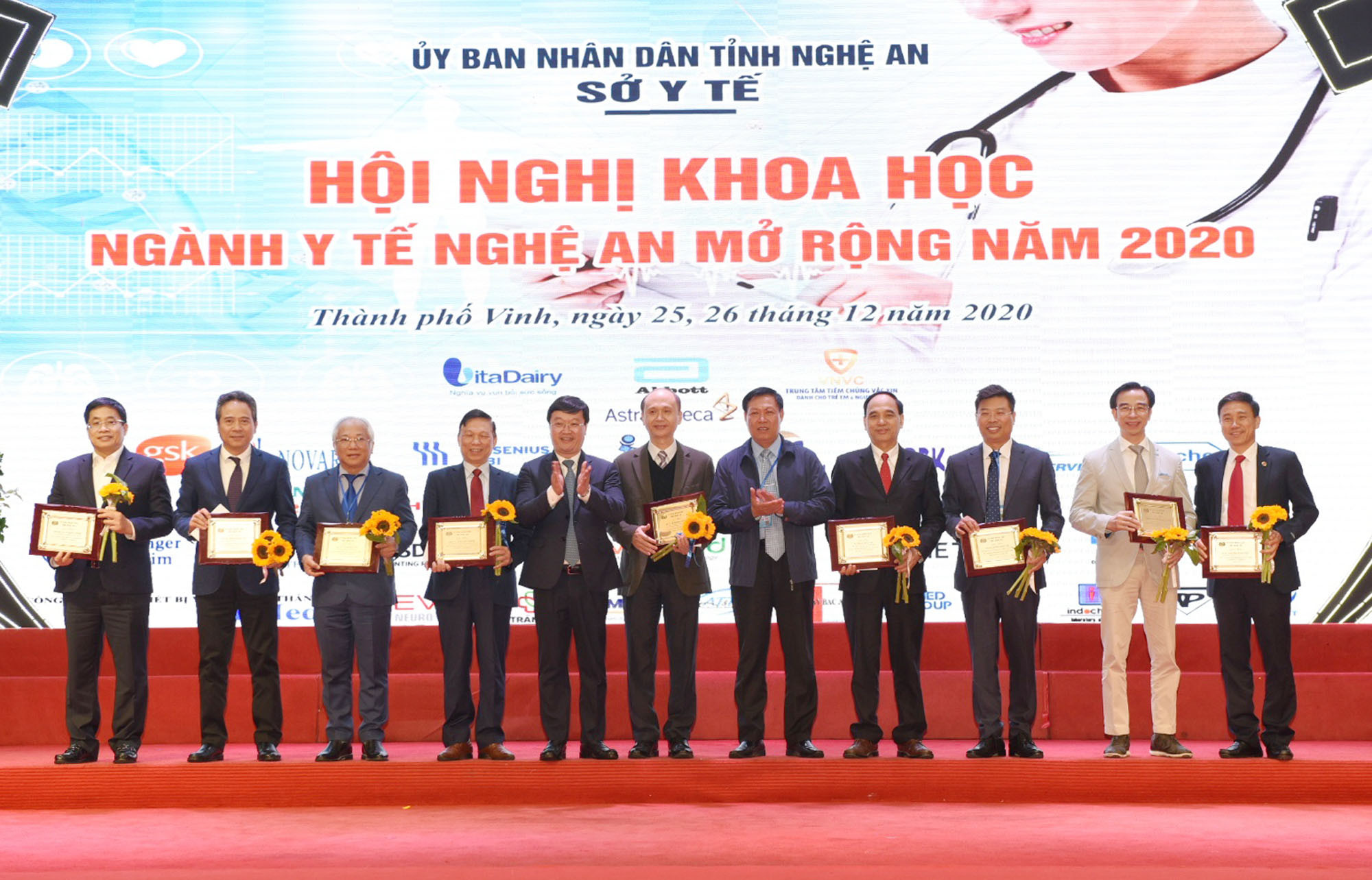 Thứ trưởng Bộ Y tế và Chủ tịch UBND tỉnh Nghệ An tặng kỷ niệm chương cho các nhà khoa học đã đến có bài tham luận tại hội nghị. Ảnh: Thành Chung