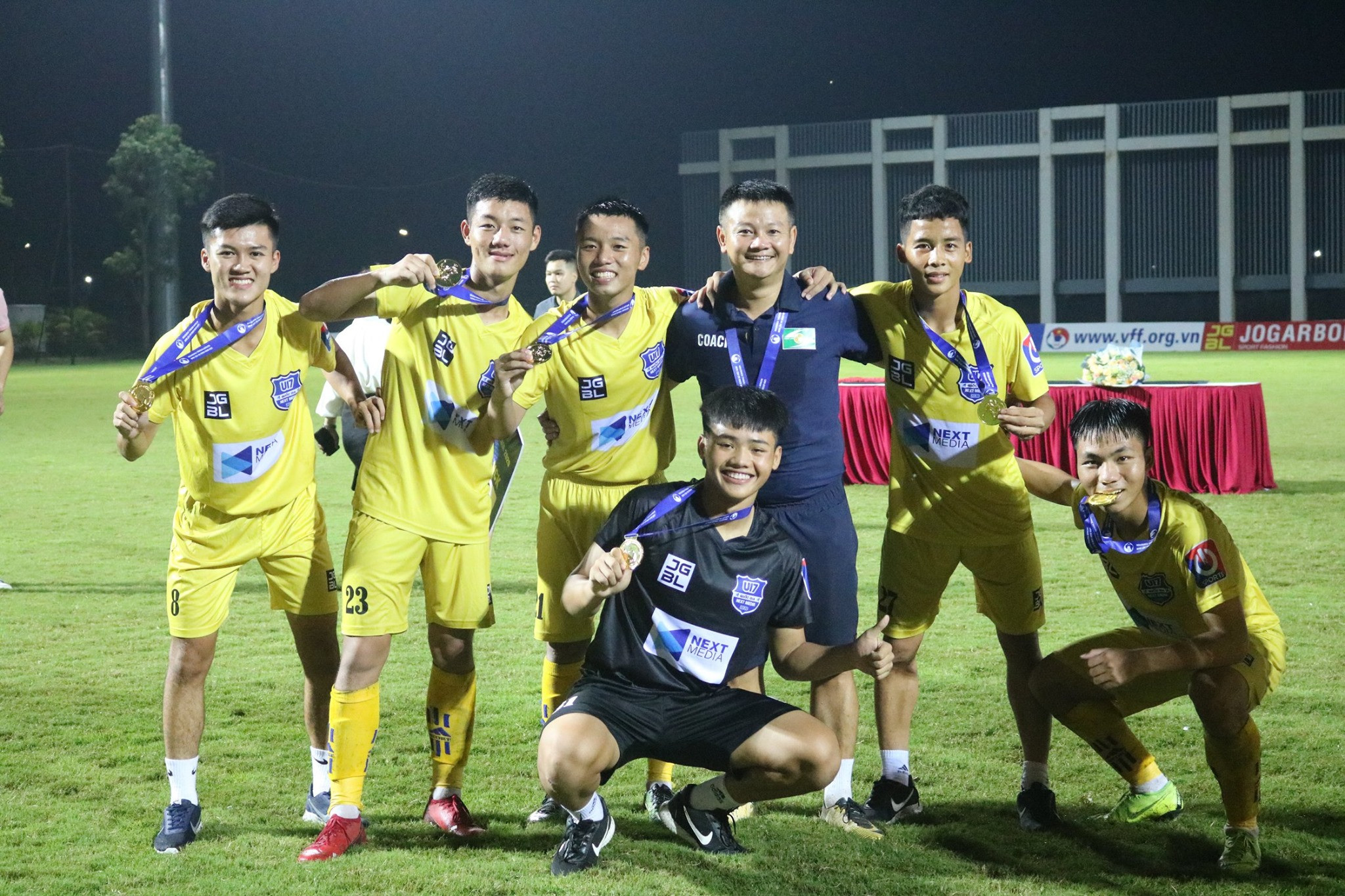 HLV Phạm Văn Quyến tiếp tục đồng hành cùng các cầu thủ đã cùng anh vô địch U15 QG năm 2019 và U17 năm 2020. Ảnh: TK