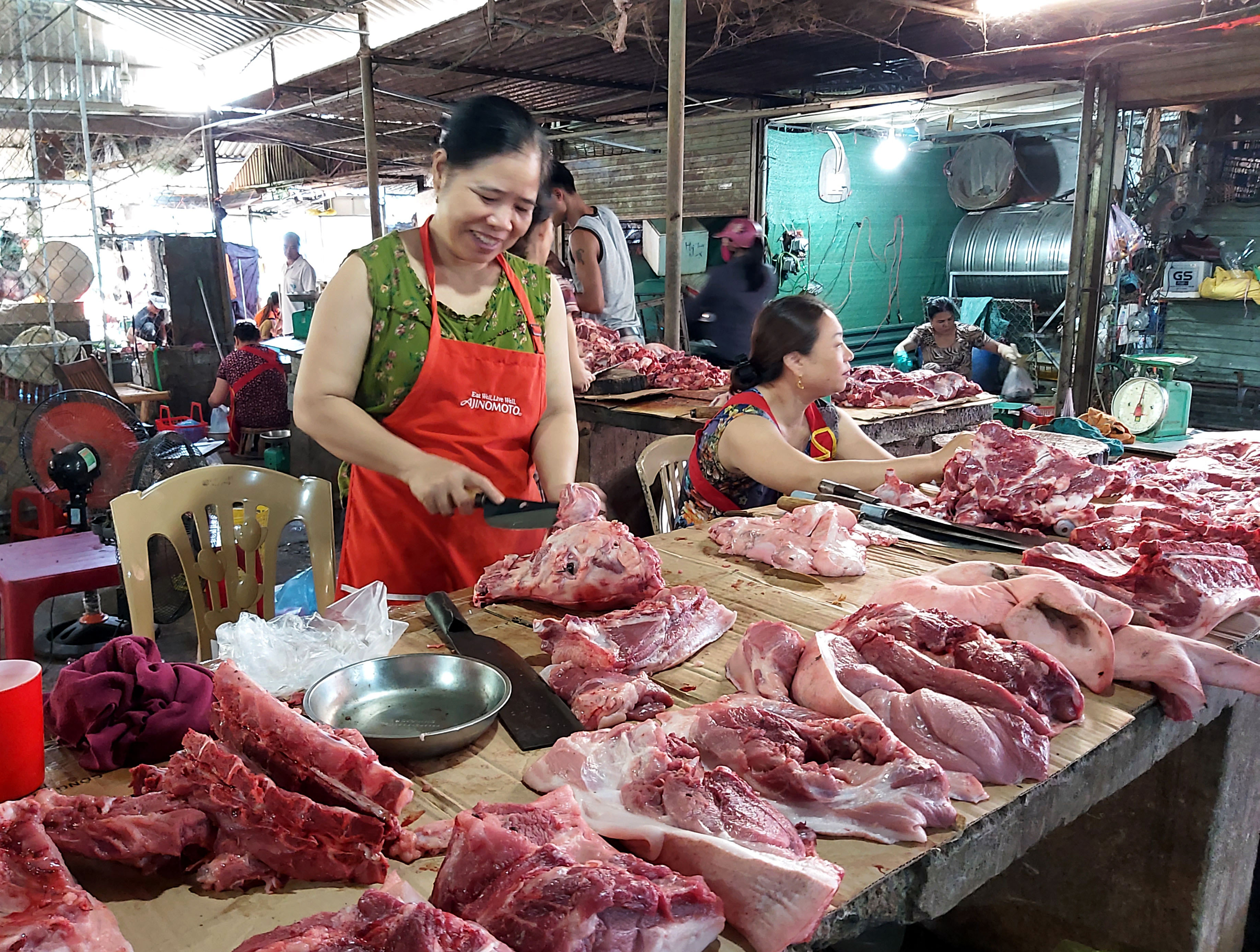 Các bàn thịt lợn bán tại chợ Mường Xén (Kỳ Sơn) chủ yếu là thịt lợn trại, vận chuyển từ xuôi lên. Ảnh: Xuân Hoàng
