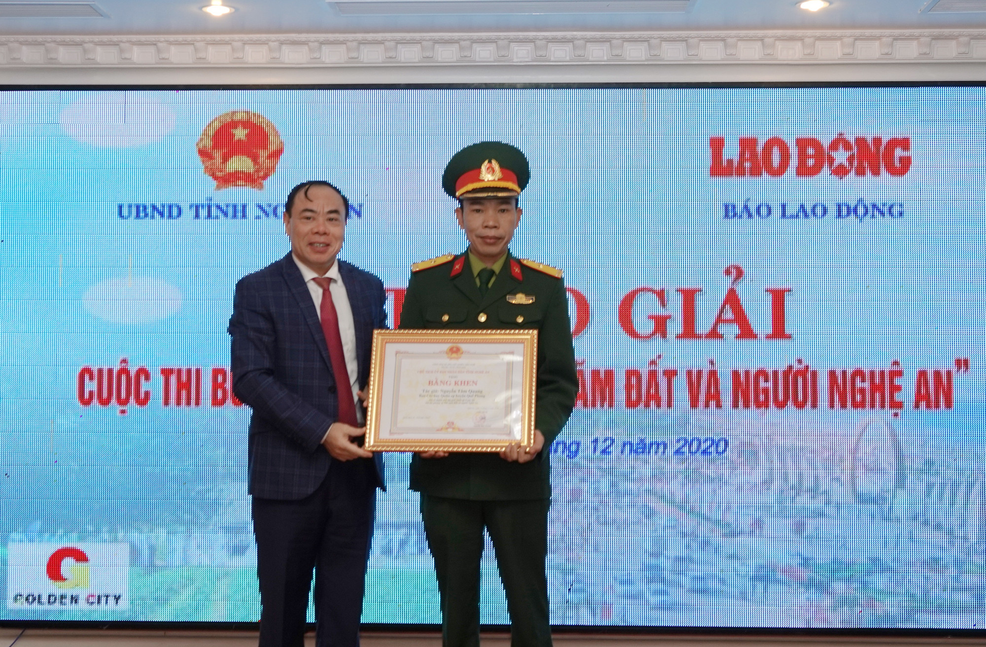 Ban Tổ chức trao giải Nhất cho tác giả Nguyễn Tâm Quang. Ảnh: P.V