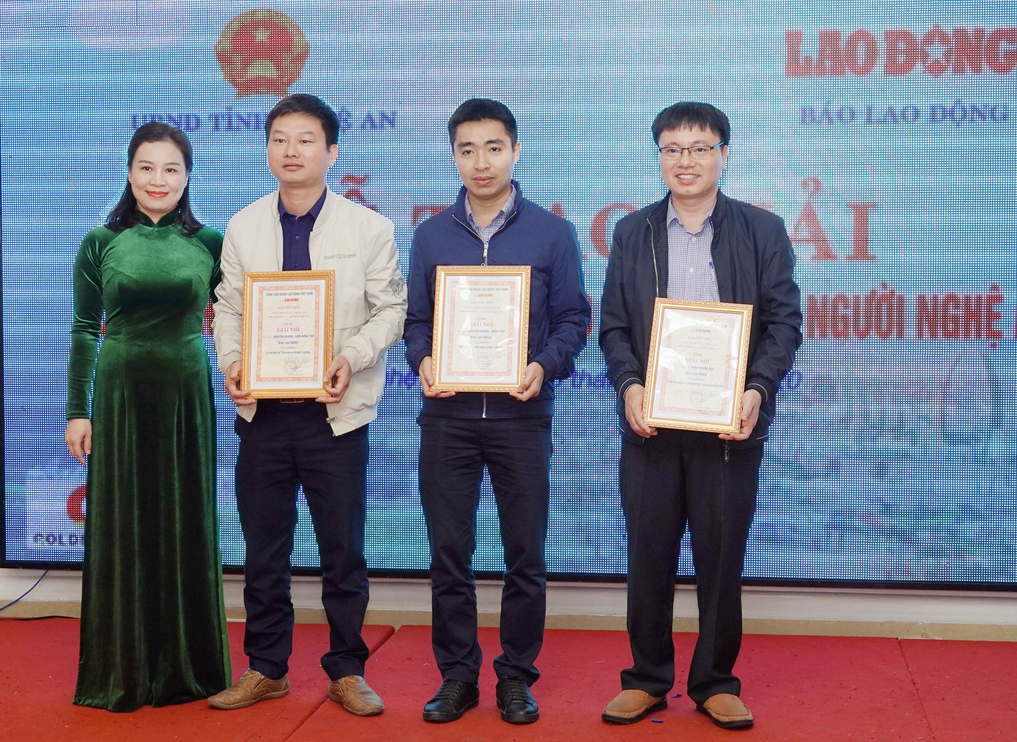 Ban Tổ chức trao giải thưởng cho các tác giả có tác phẩm đạt giải Nhì. Ảnh: P.V