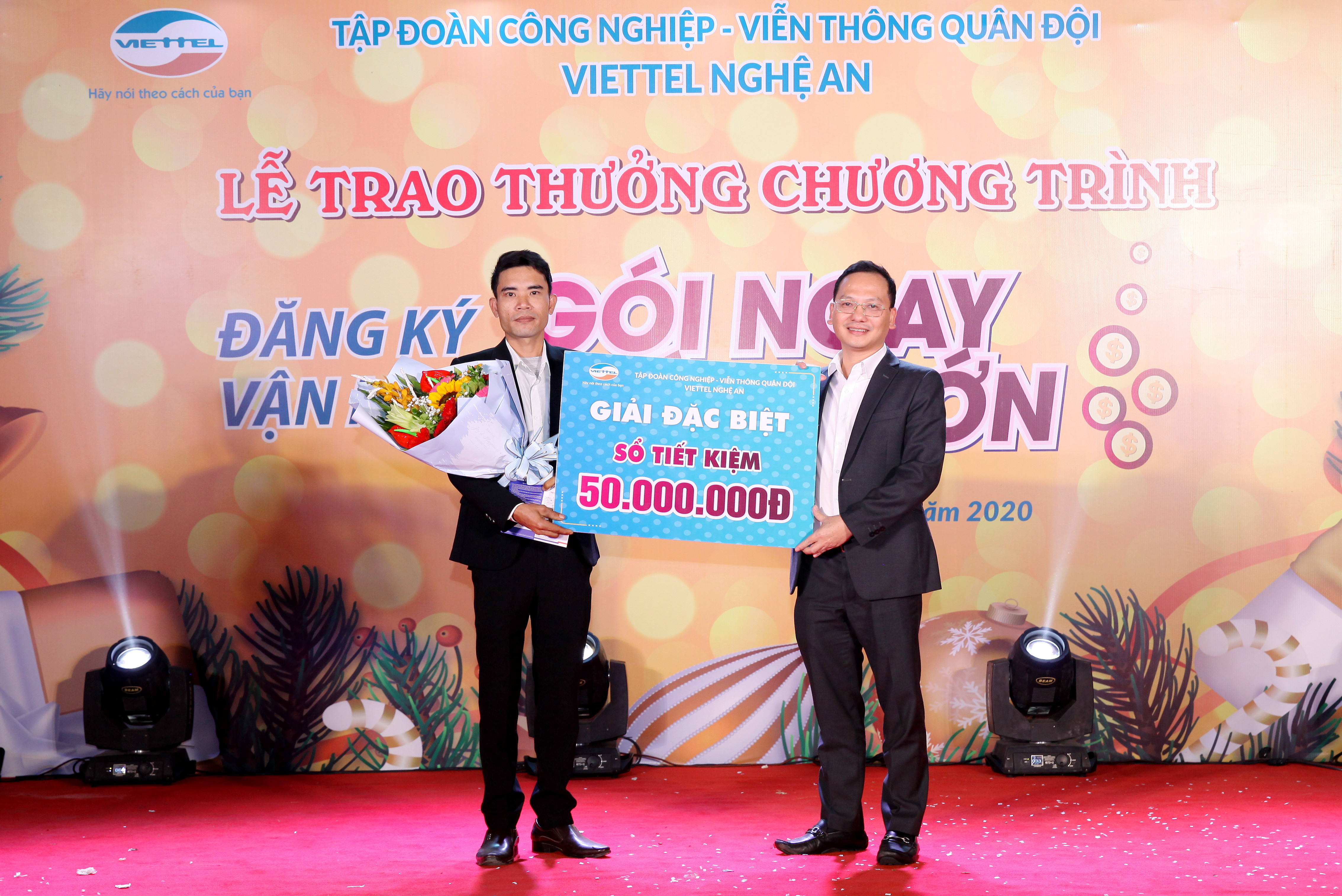 Ông Nguyễn Cảnh Hòa- Giám đốc Viettel Nghệ An trao giải đặc biệt cho khách hàng may mắn nhất.