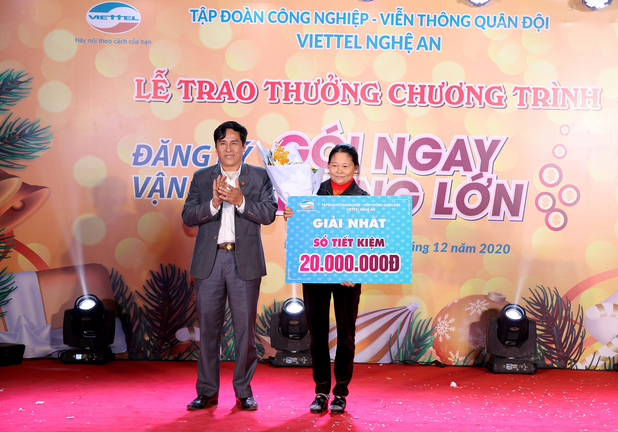 Ông Nguyễn Kim Nam- Trưởng phòng Văn hóa- Thông tin huyện Đô Lương trao giải nhất cho khách hàng trúng thưởng