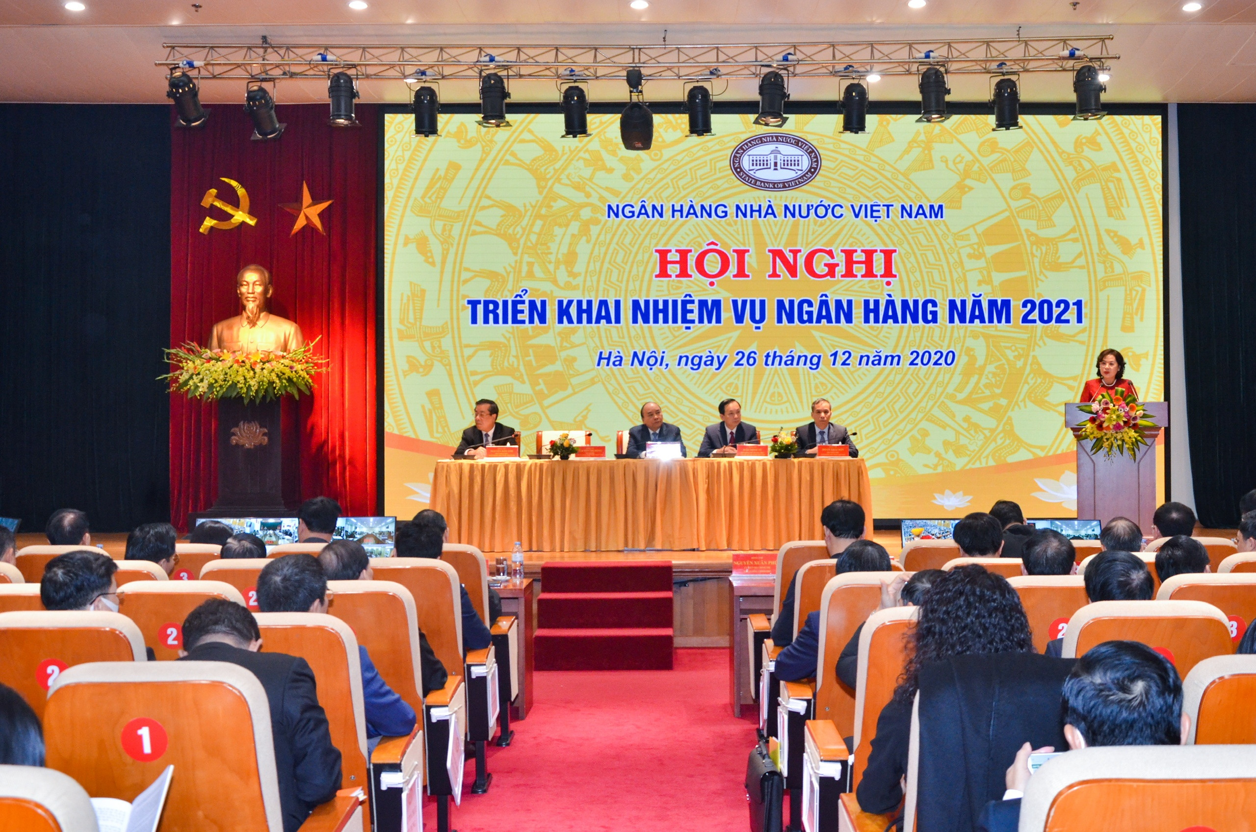 Thống đốc NHNN Nguyễn Thị Hồng phát biểu khai mạc hội nghị - Ảnh: H.Giáp