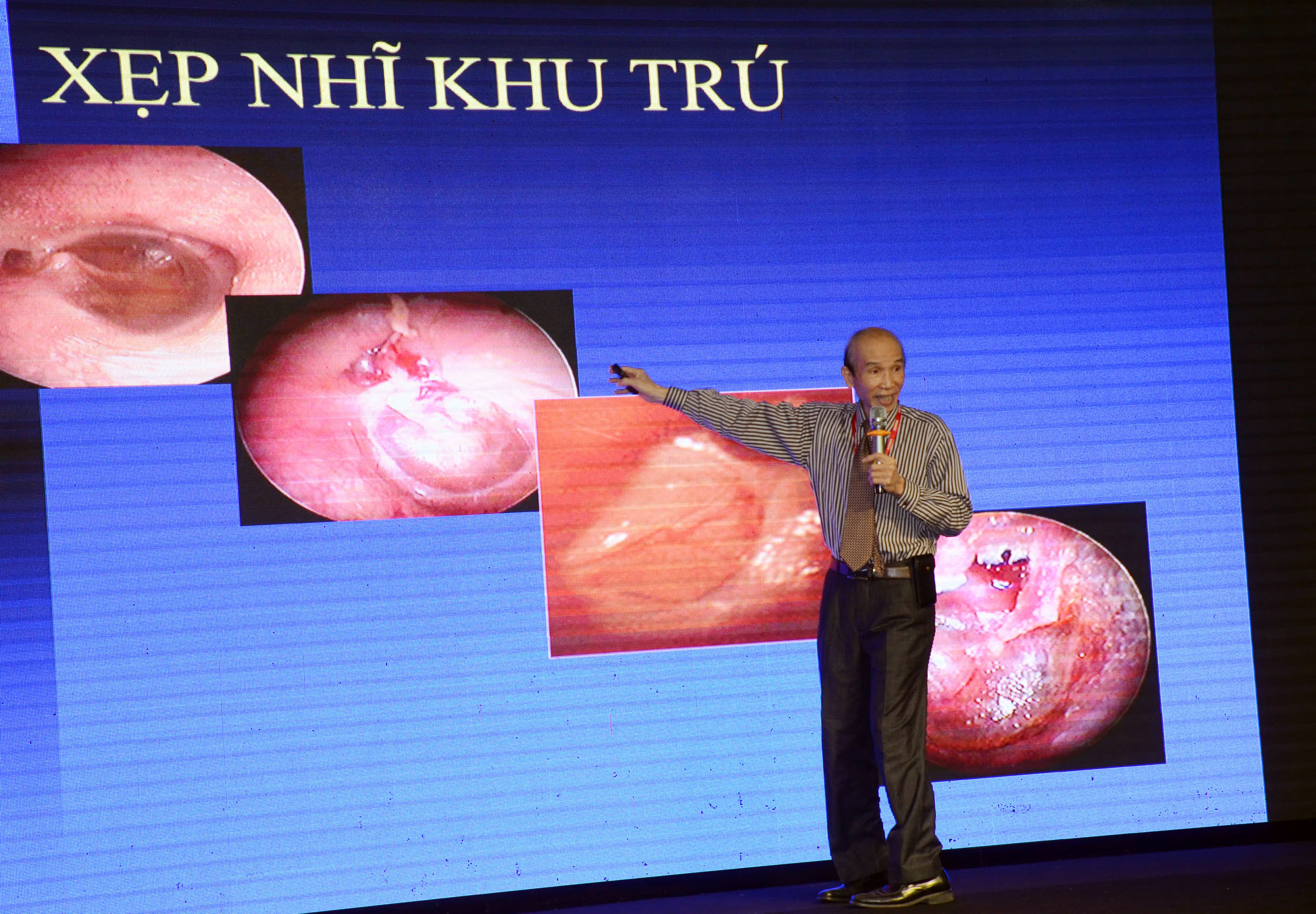 PGS.TS Nguyễn Tấn Phong (Bệnh viện Tai Mũi Họng Trung ương) báo cáo chuyên đề phẫu thuật nội soi tai. Ảnh: Thành Chung