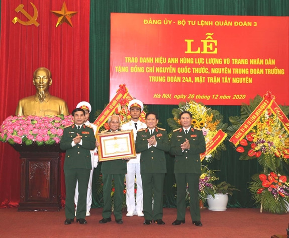 Đại tướng Ngô Xuân Lịch và các đồng chí lãnh đạo Bộ Quốc phòng chúc mừng Trung tướng Nguyễn Quốc Thước.