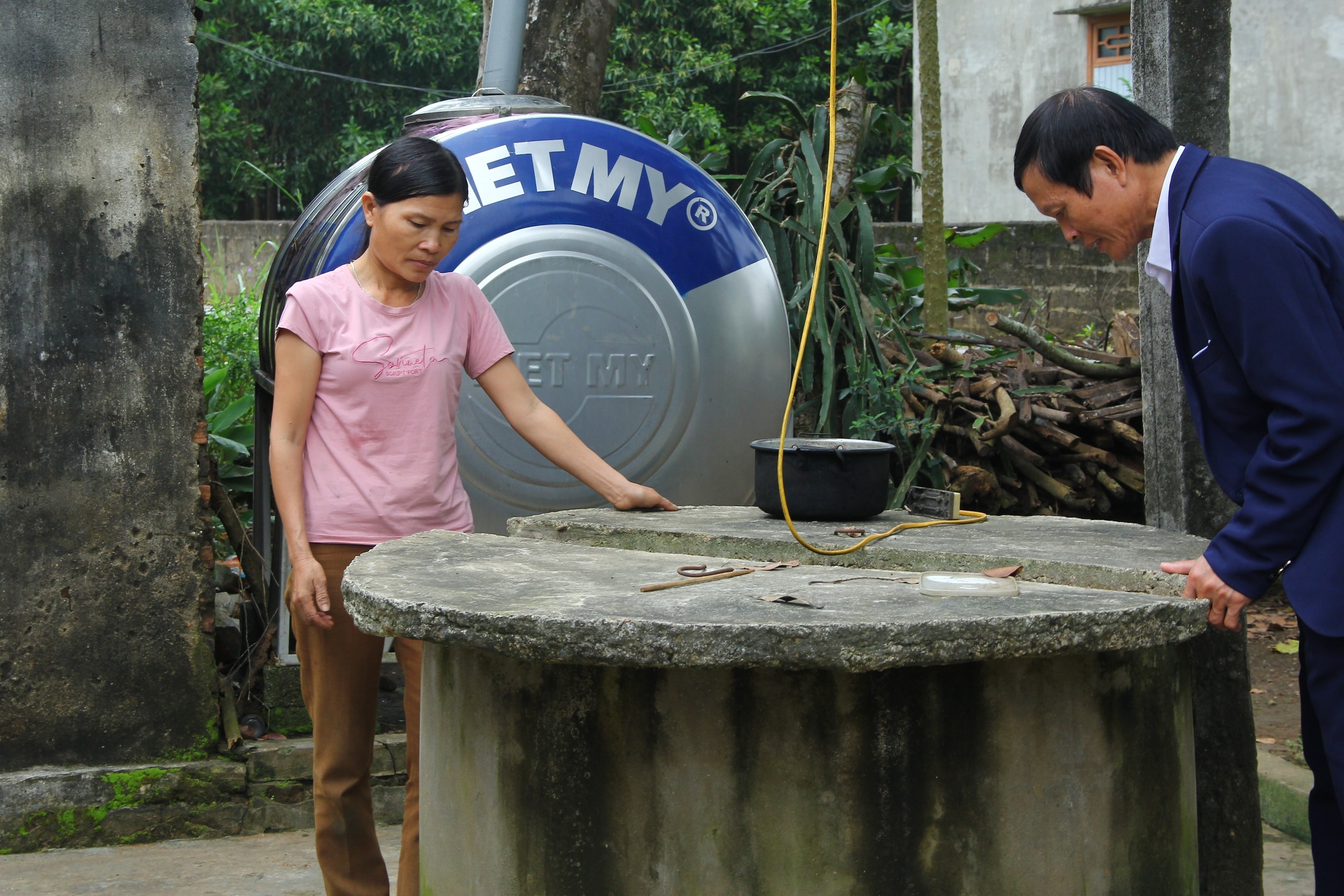 Người dân cho rằng, nguồn nước chính là nguyên nhân gây ra ung thư hàng loạt. Ảnh: Tiến Hùng