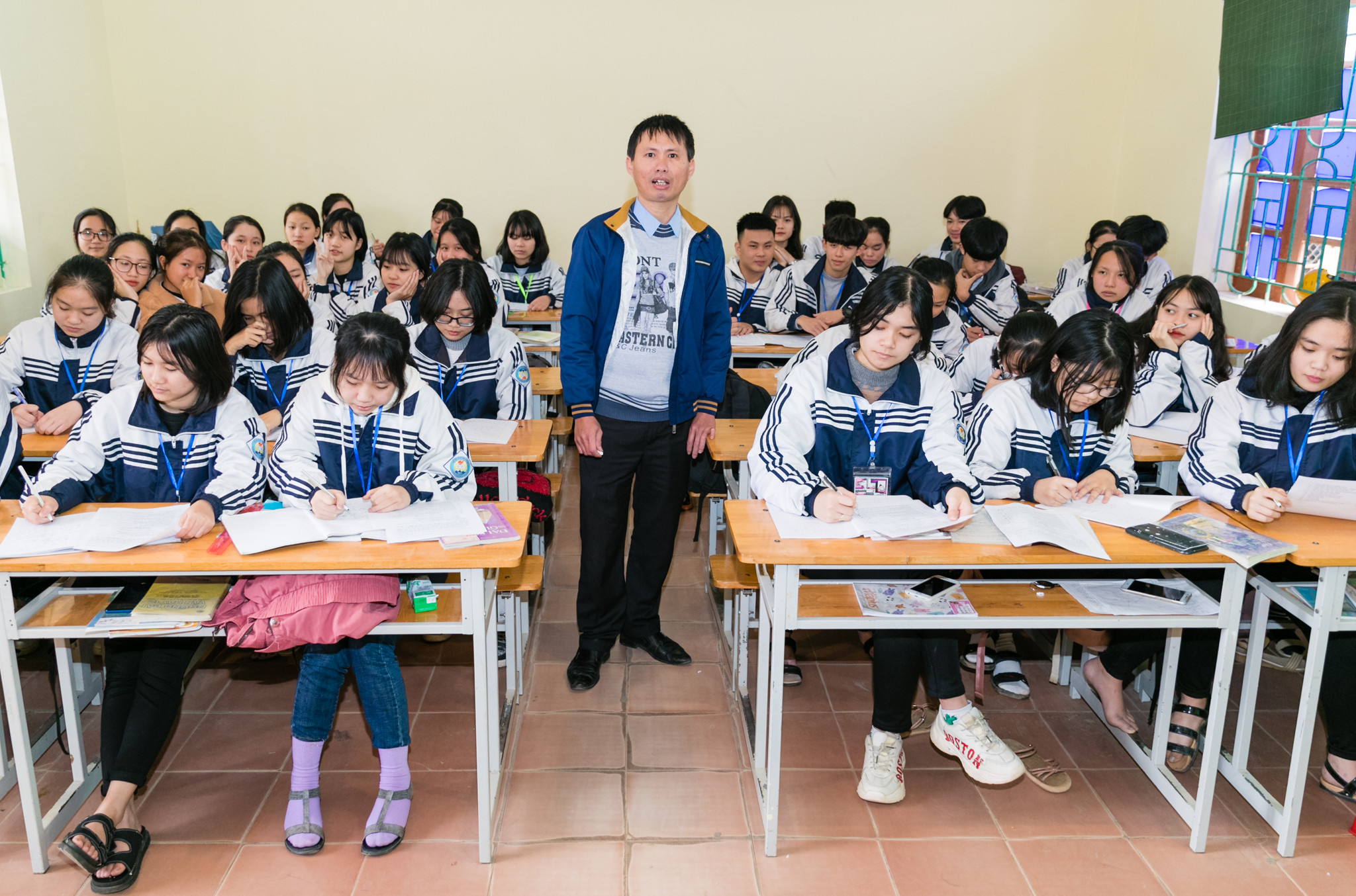 Thầy giáo Nguyễn Đậu Nghĩa là thầy giáo dạy Giáo dục công dân nhưng rất có duyên khi 4 lần hướng dẫn học sinh đạt giải tại các cuộc thi. Ảnh: Đức Anh