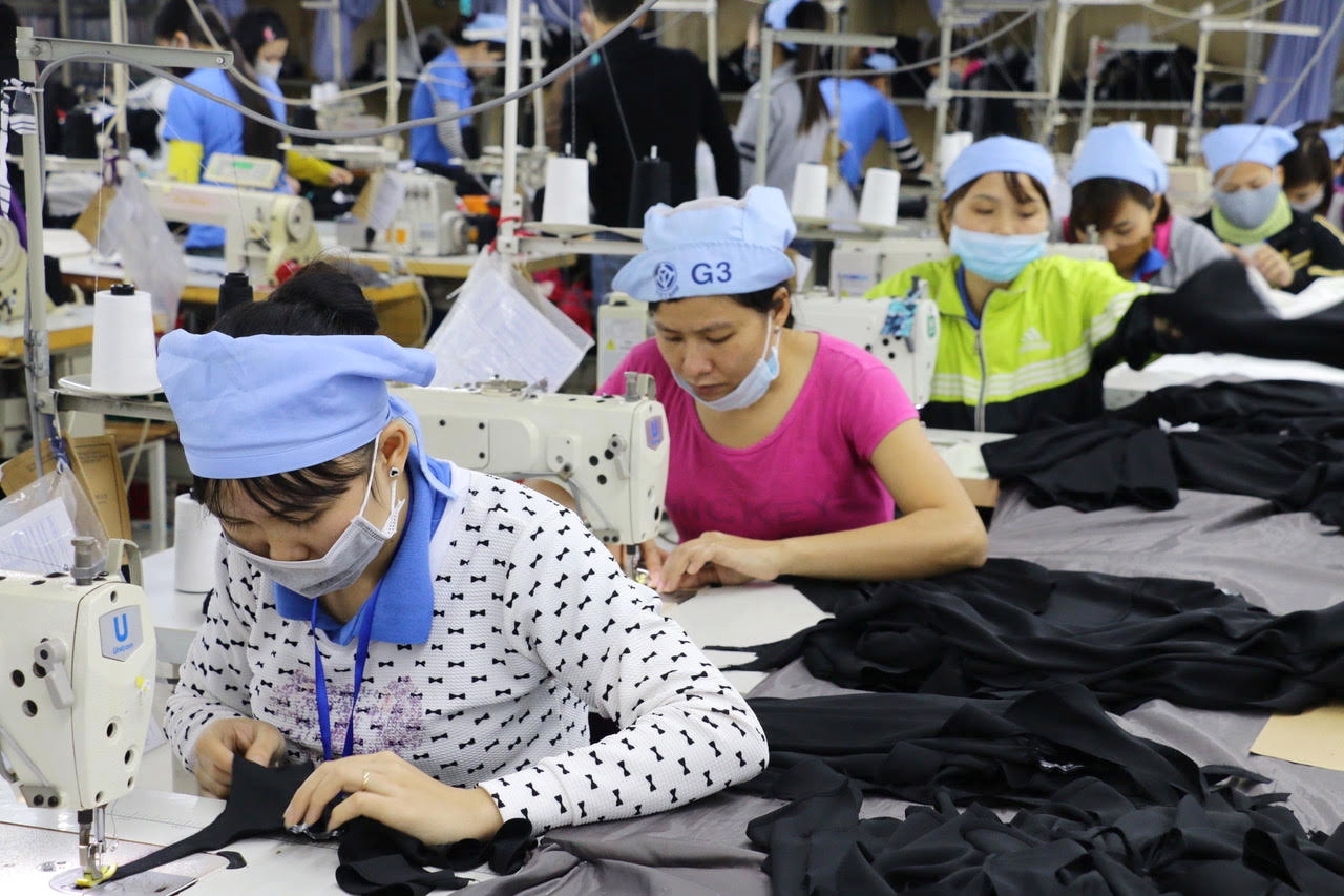 Công nghiệp dệt may đã được đầu tư ở nhiều địa phương, thu hút nguồn lao động tại chỗ. Ảnh: Thu Huyền