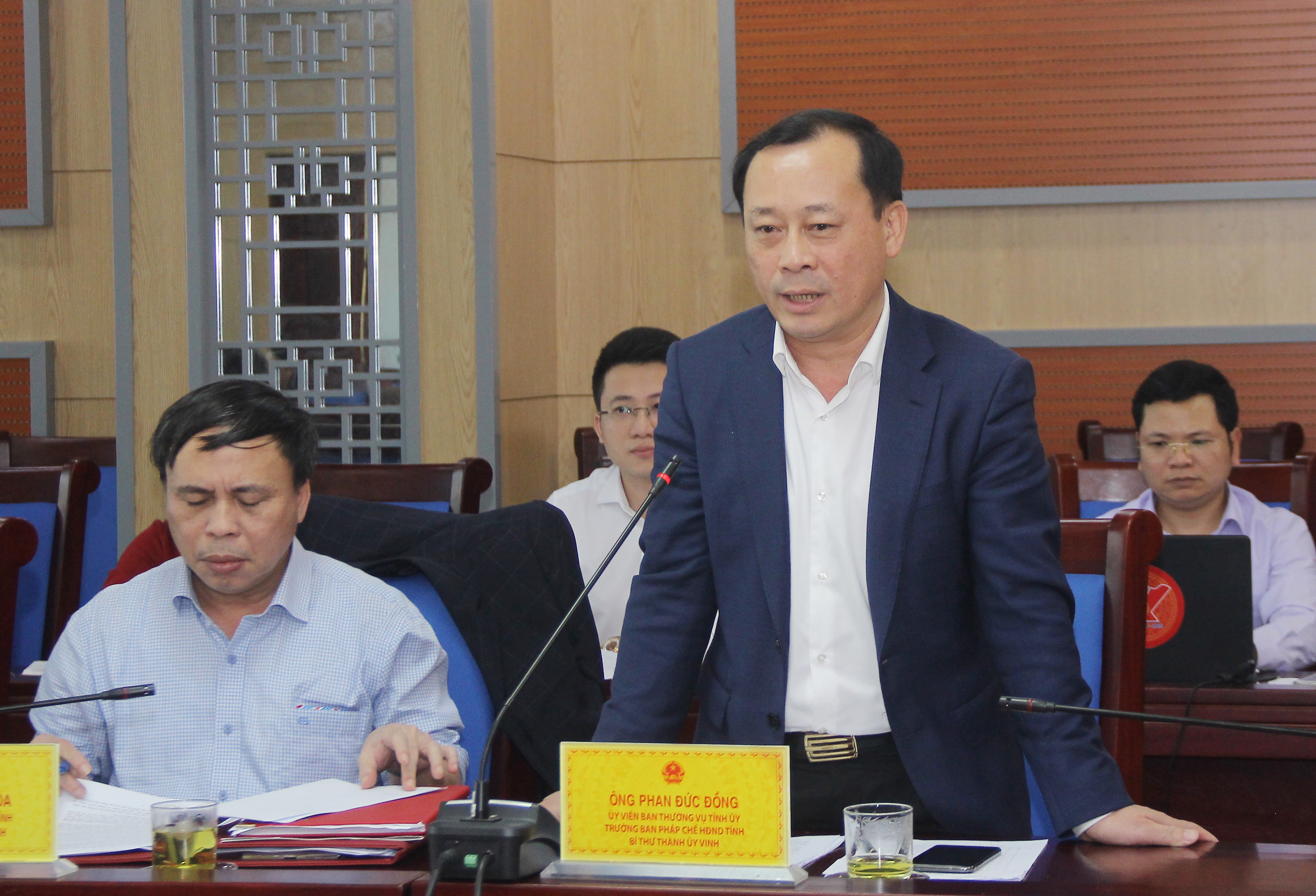 Trưởng ban Pháp chế HĐND tỉnh, Bí thư Thành ủy Vinh Phan Đức Đồng tham gia ý kiến tại cuộc họp. Ảnh: Mai Hoa