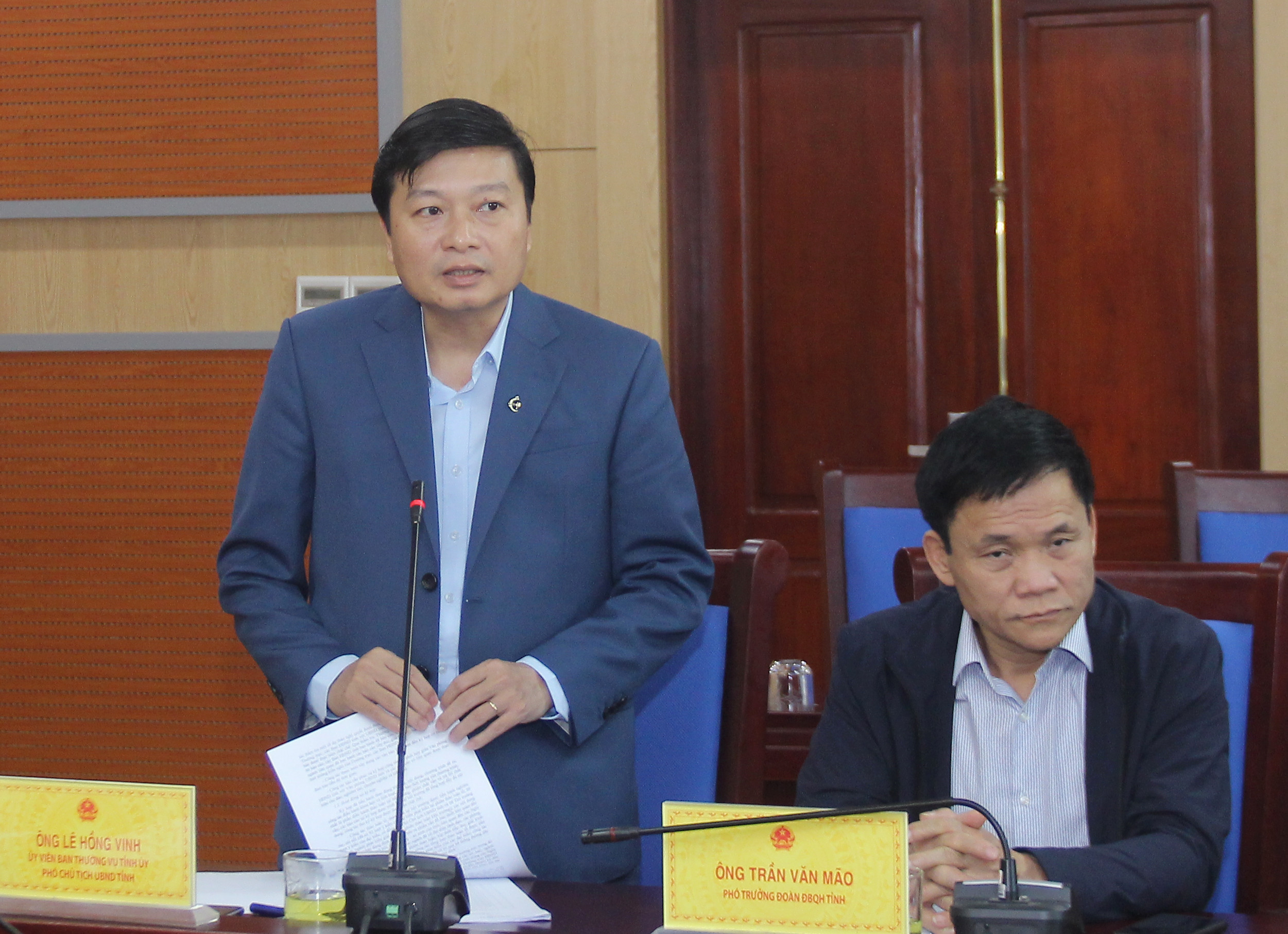 Phó Chủ tịch Thường trực UBND tỉnh Lê Hồng Vinh giải trình làm rõ một số tiêu chí phân bổ nguồn đầu tư. Ảnh: Mai Hoa